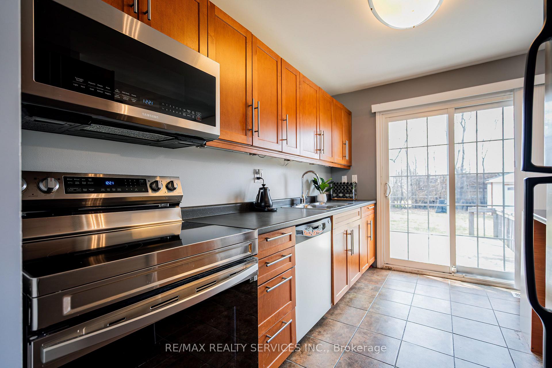 Photo 14 of 18 Abbey Road, Brampton, Brampton East — HOMEH