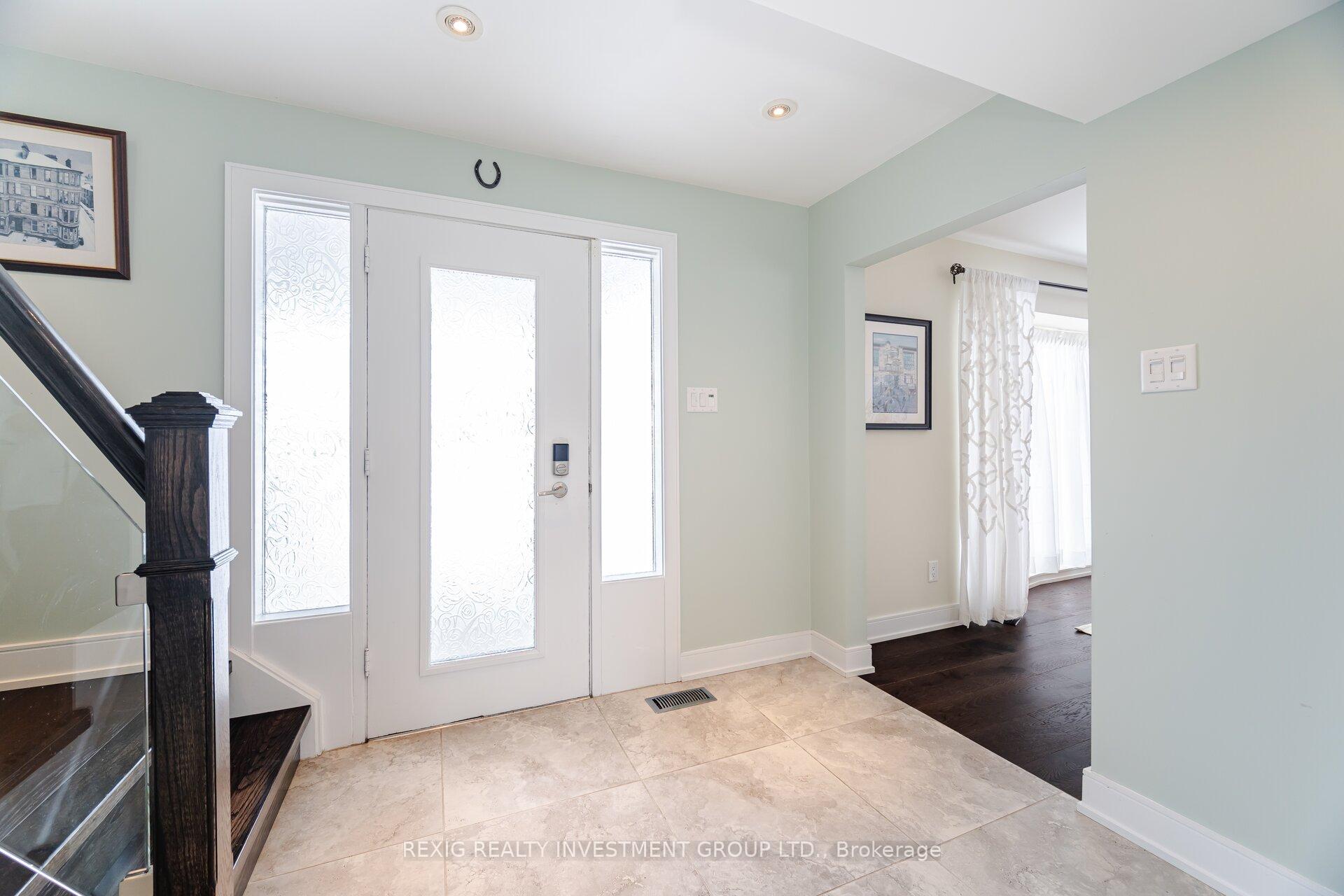 Photo 2 of 19 Cavendish Crescent, Brampton, Avondale — HOMEH