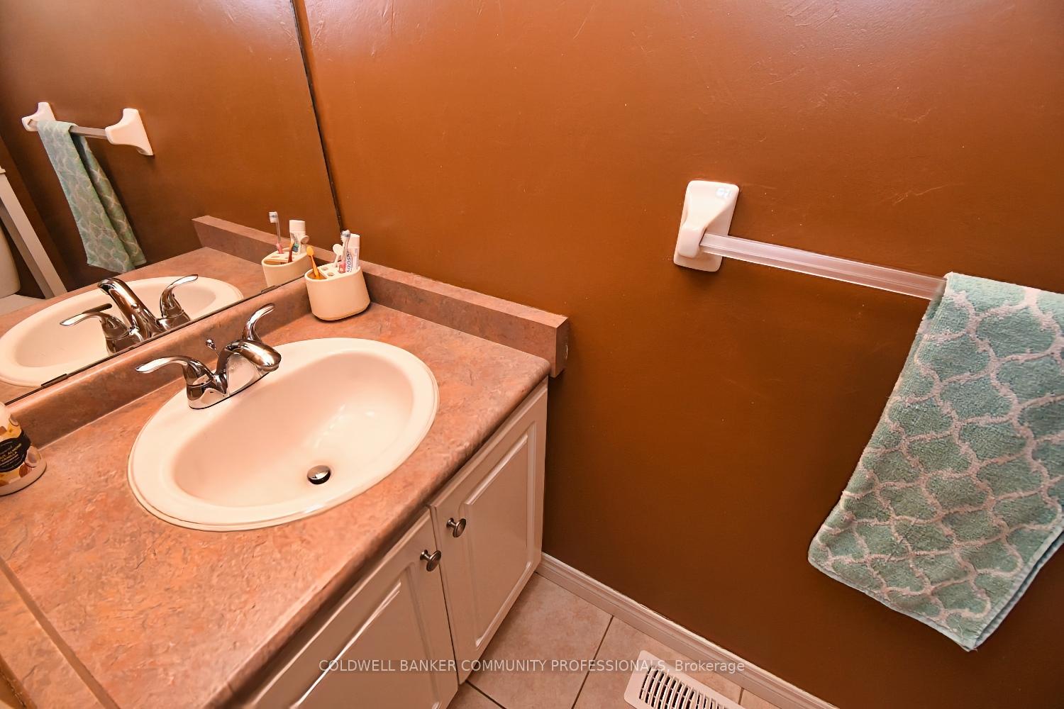 Photo 21 of 11 Longview Drive, Hamilton, Mount Hope — HOMEH