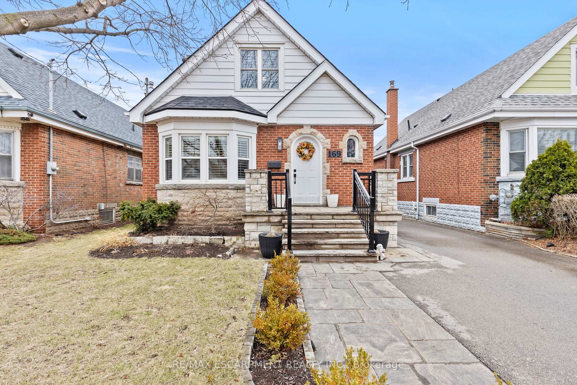 Front of 169 Huxley Avenue S
