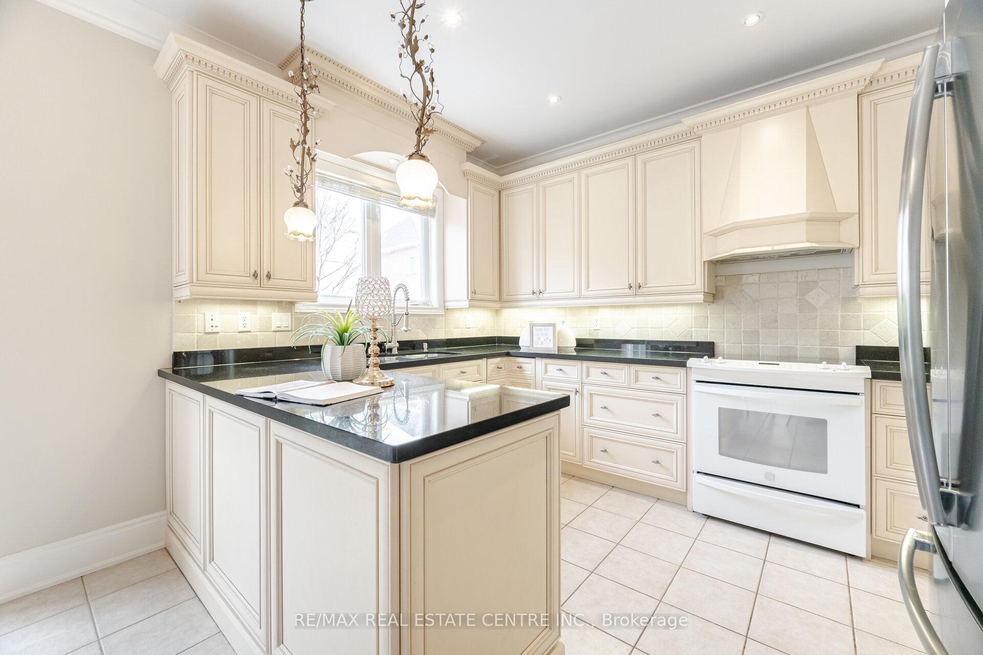 Photo 12 of 10 Bowsfield Drive, Brampton, Vales of Castlemore — HOMEH