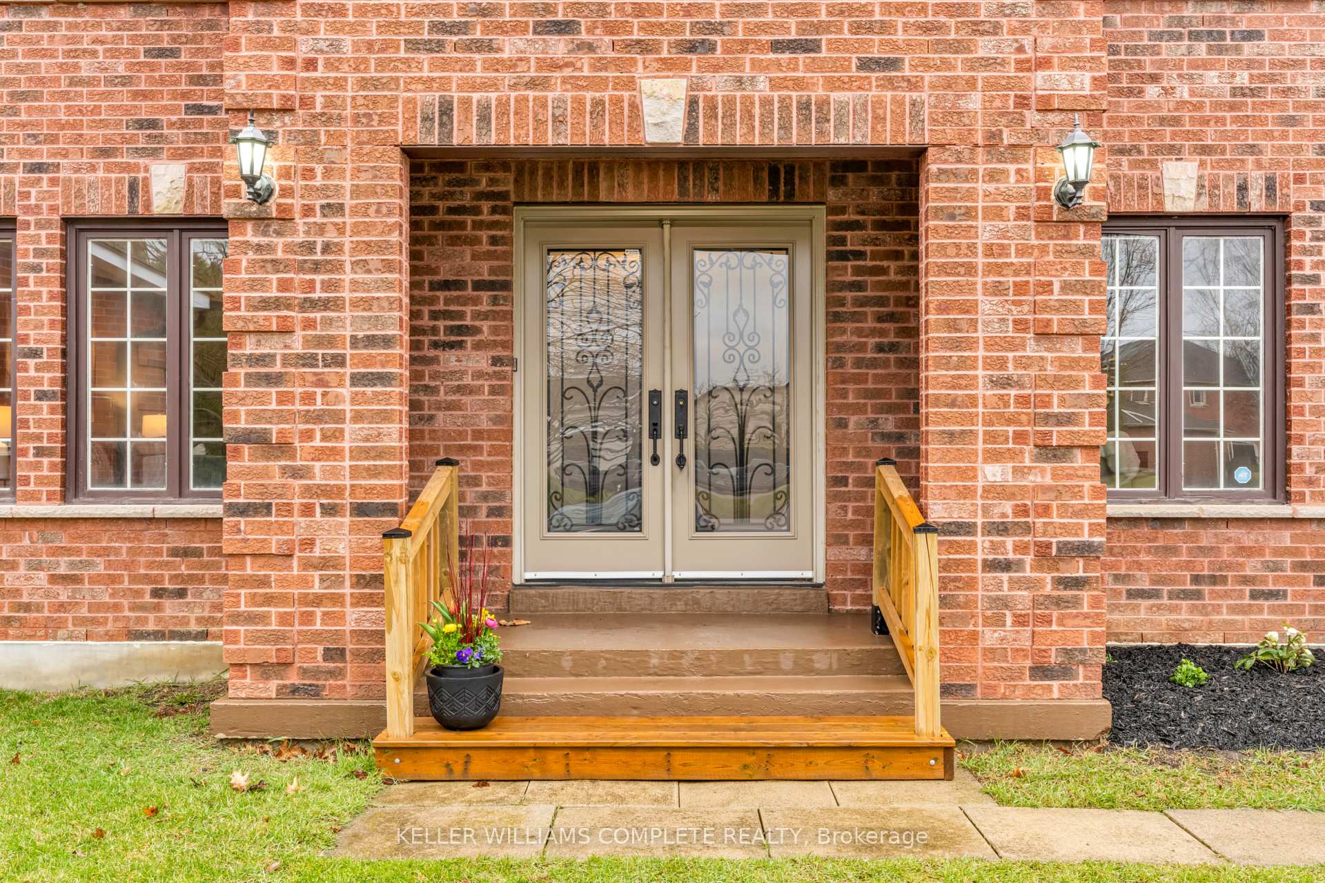 Photo 3 of 8 Soble Place, Hamilton, Dundas — HOMEH