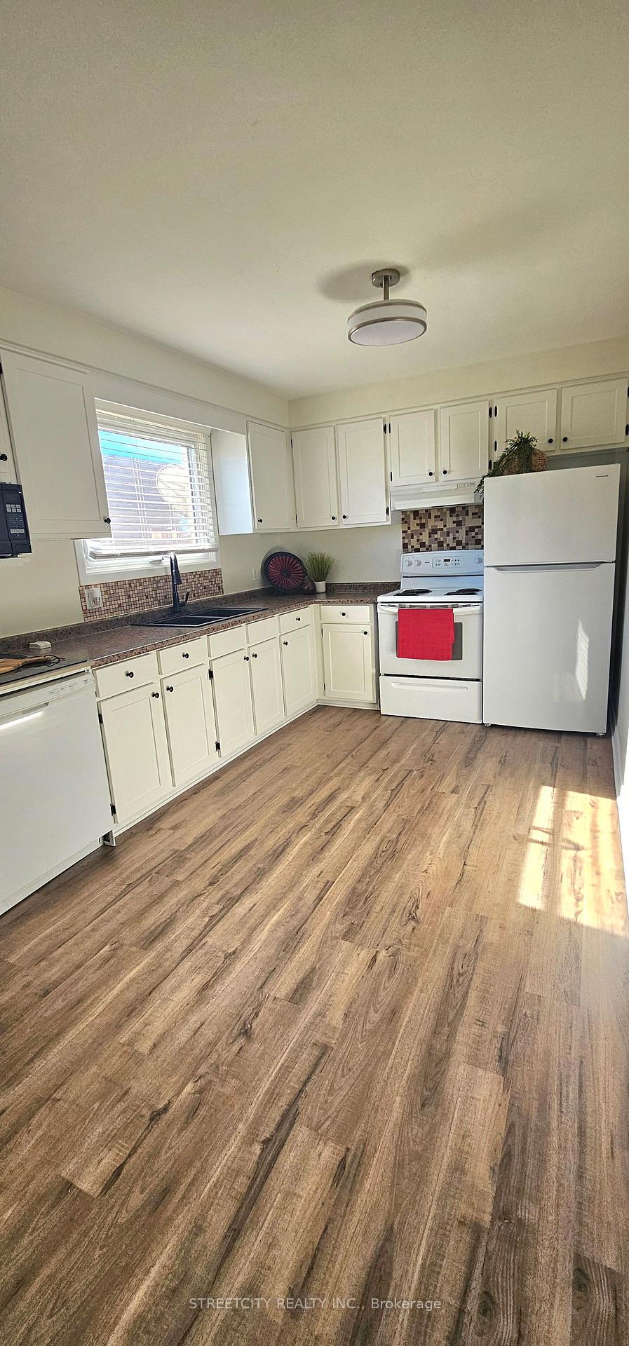 Photo 4 of 433 Forest Avenue, St. Thomas — HOMEH