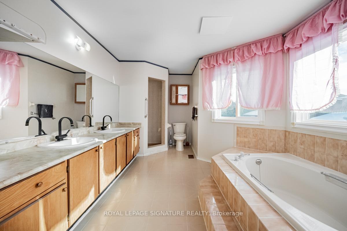 Photo 11 of 7 Casper Crescent, Brampton, Fletcher's Creek South — HOMEH