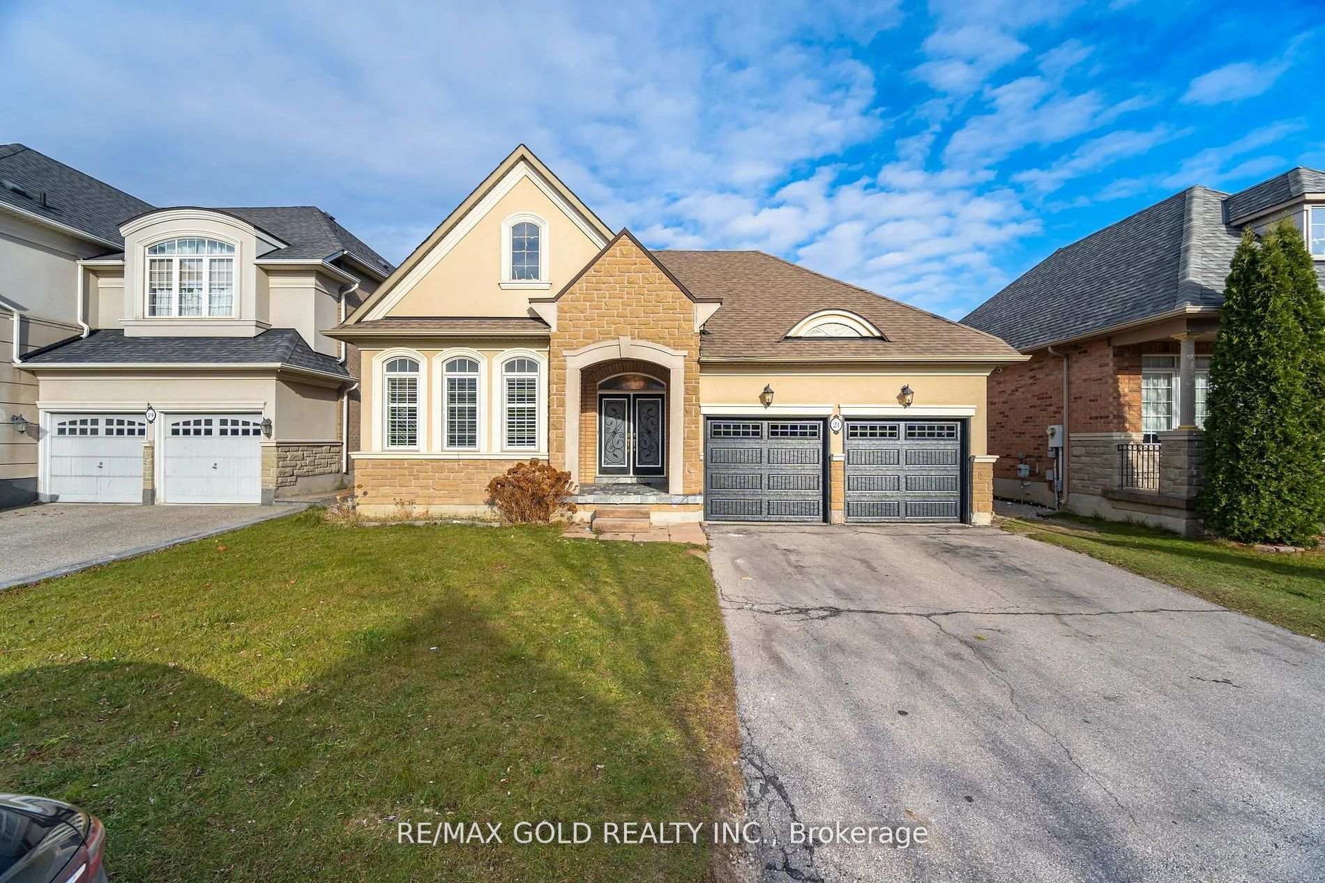 Photo 2 of 21 Eaglesprings Crescent, Brampton, Bram East — HOMEH