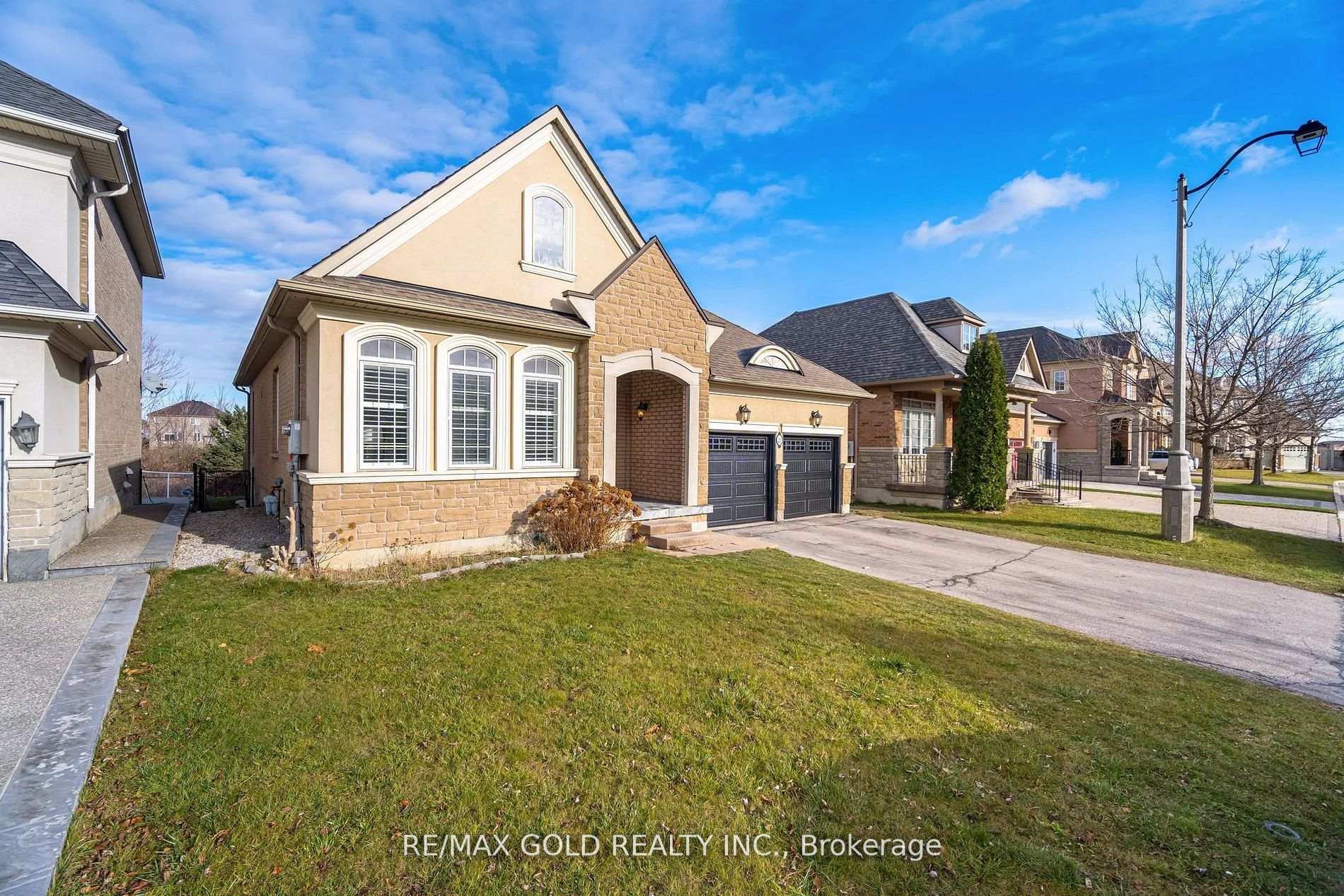 Photo 3 of 21 Eaglesprings Crescent, Brampton, Bram East — HOMEH