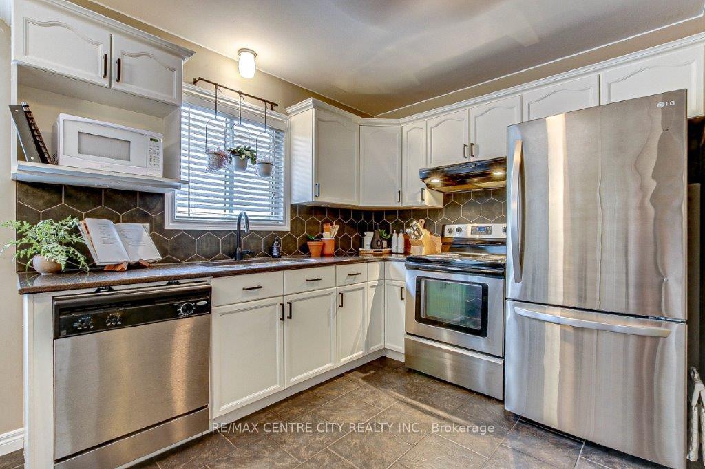 Photo 7 of 555 Wellington Street, St. Thomas — HOMEH
