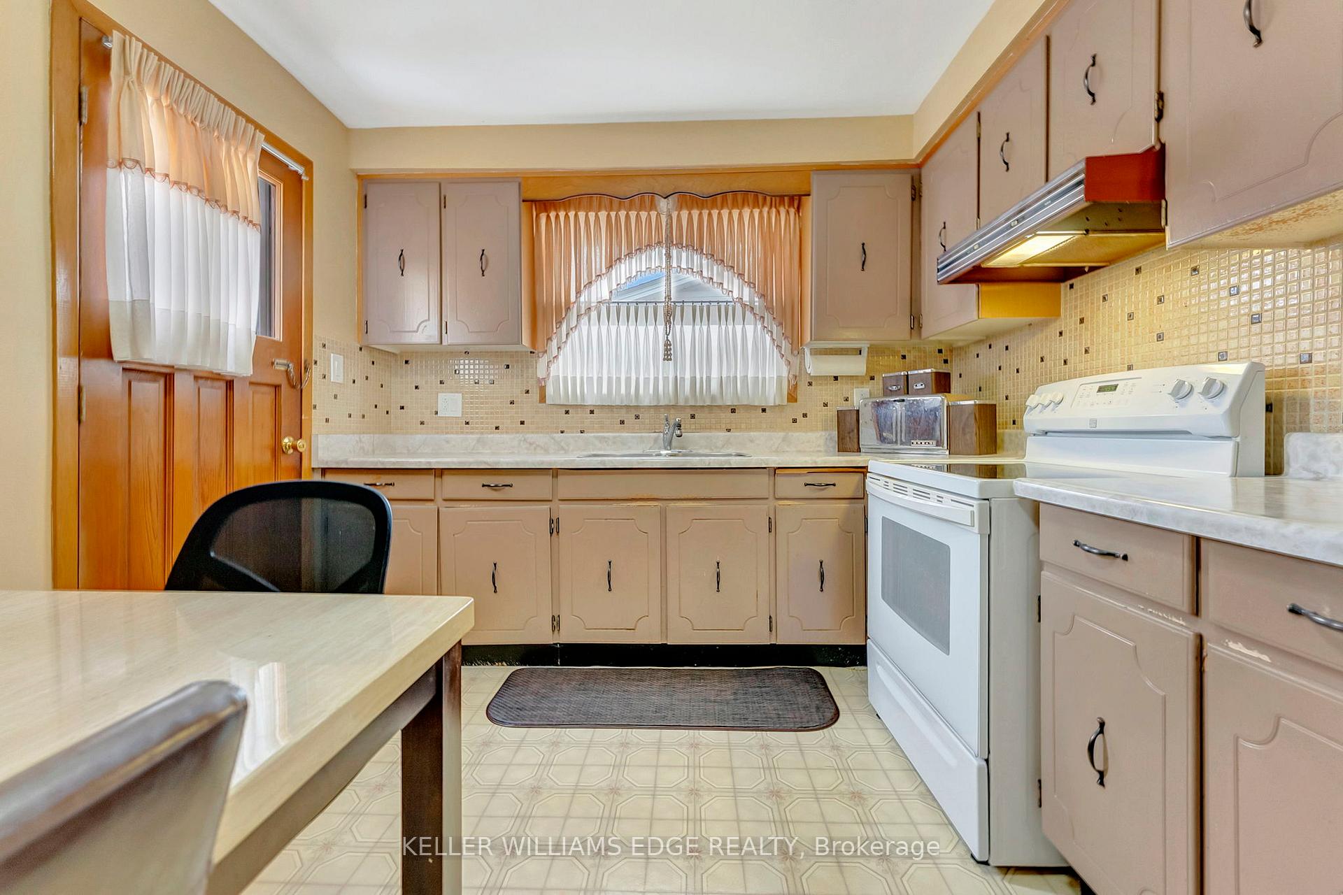 Photo 13 of 33 Lynwood Drive, Hamilton, Stoney Creek — HOMEH