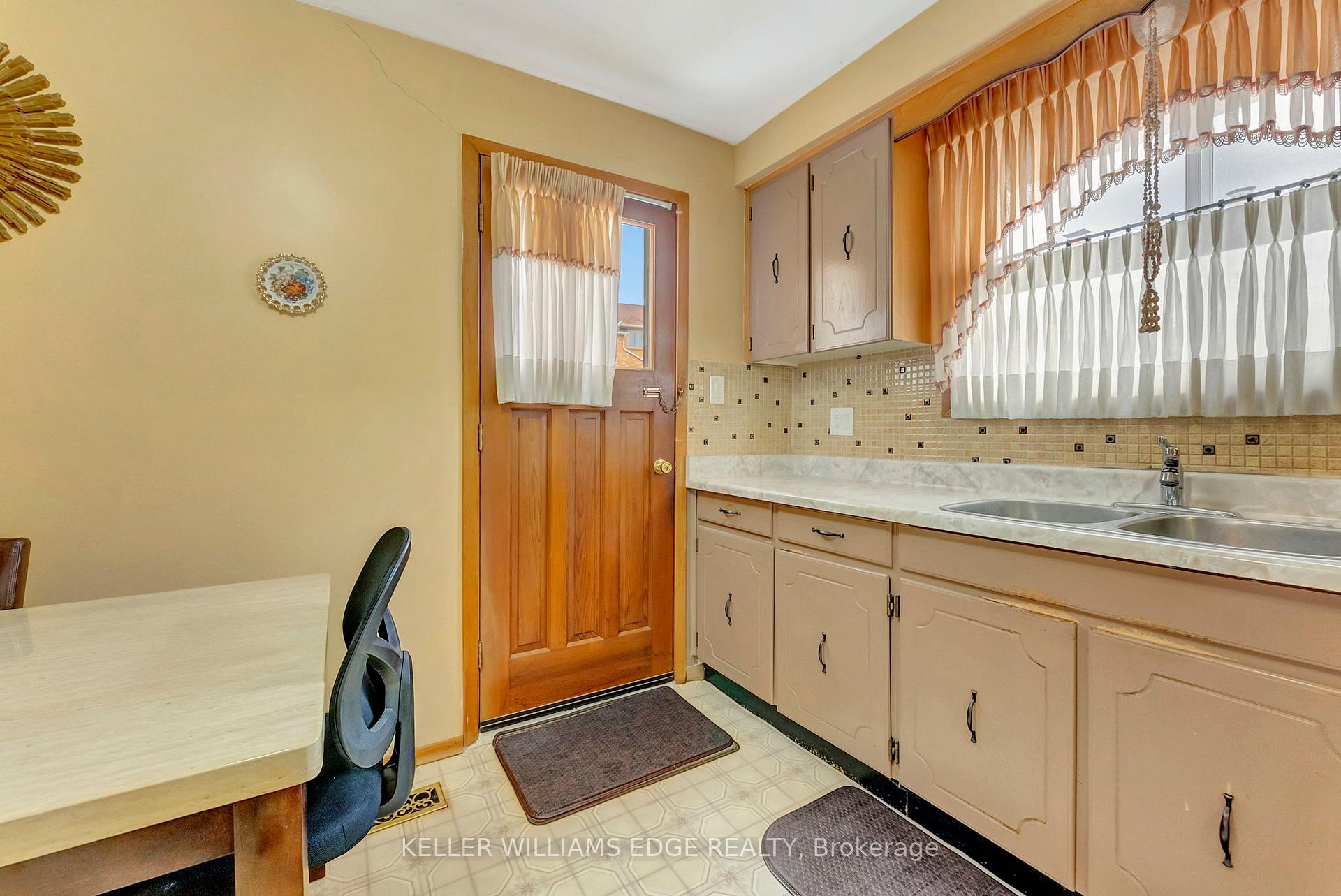 Photo 14 of 33 Lynwood Drive, Hamilton, Stoney Creek — HOMEH