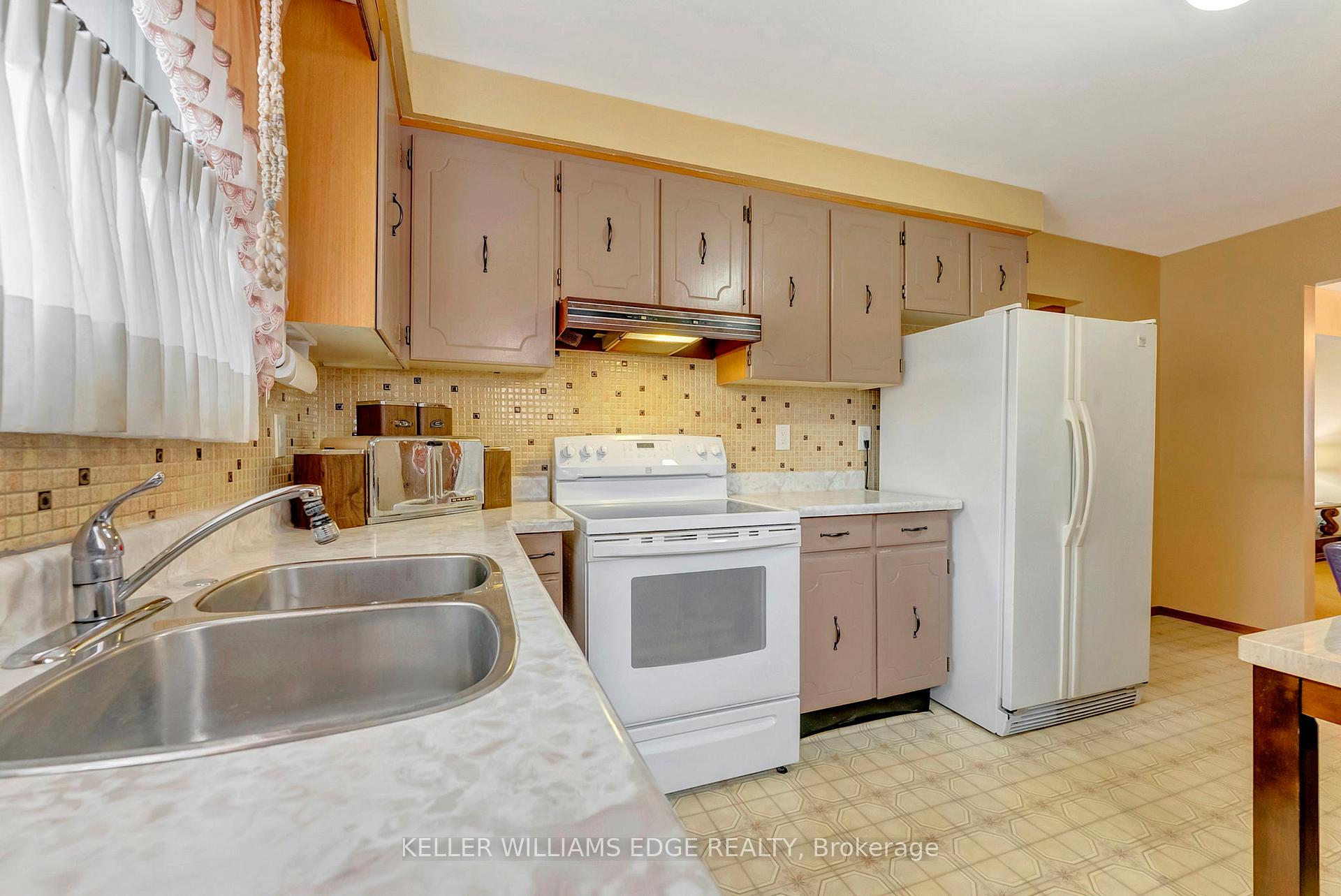 Photo 15 of 33 Lynwood Drive, Hamilton, Stoney Creek — HOMEH