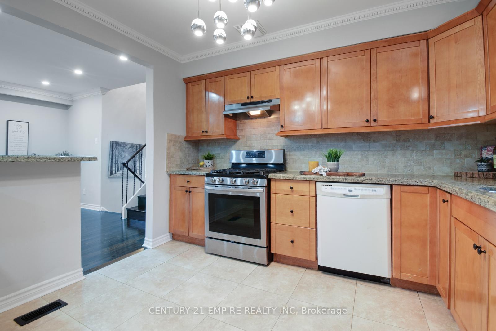 Photo 16 of 29 Flowertown Avenue, Brampton, Northwood Park — HOMEH