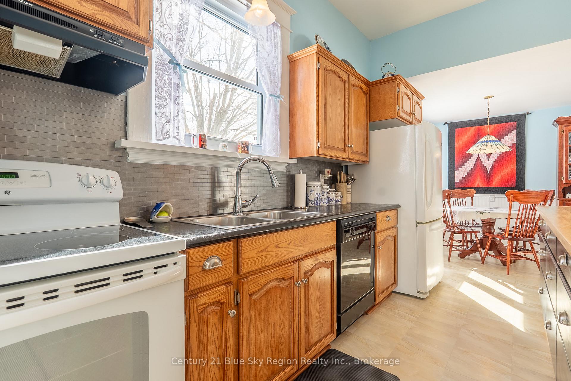 Photo 8 of 262 Edward Street, Powassan — HOMEH