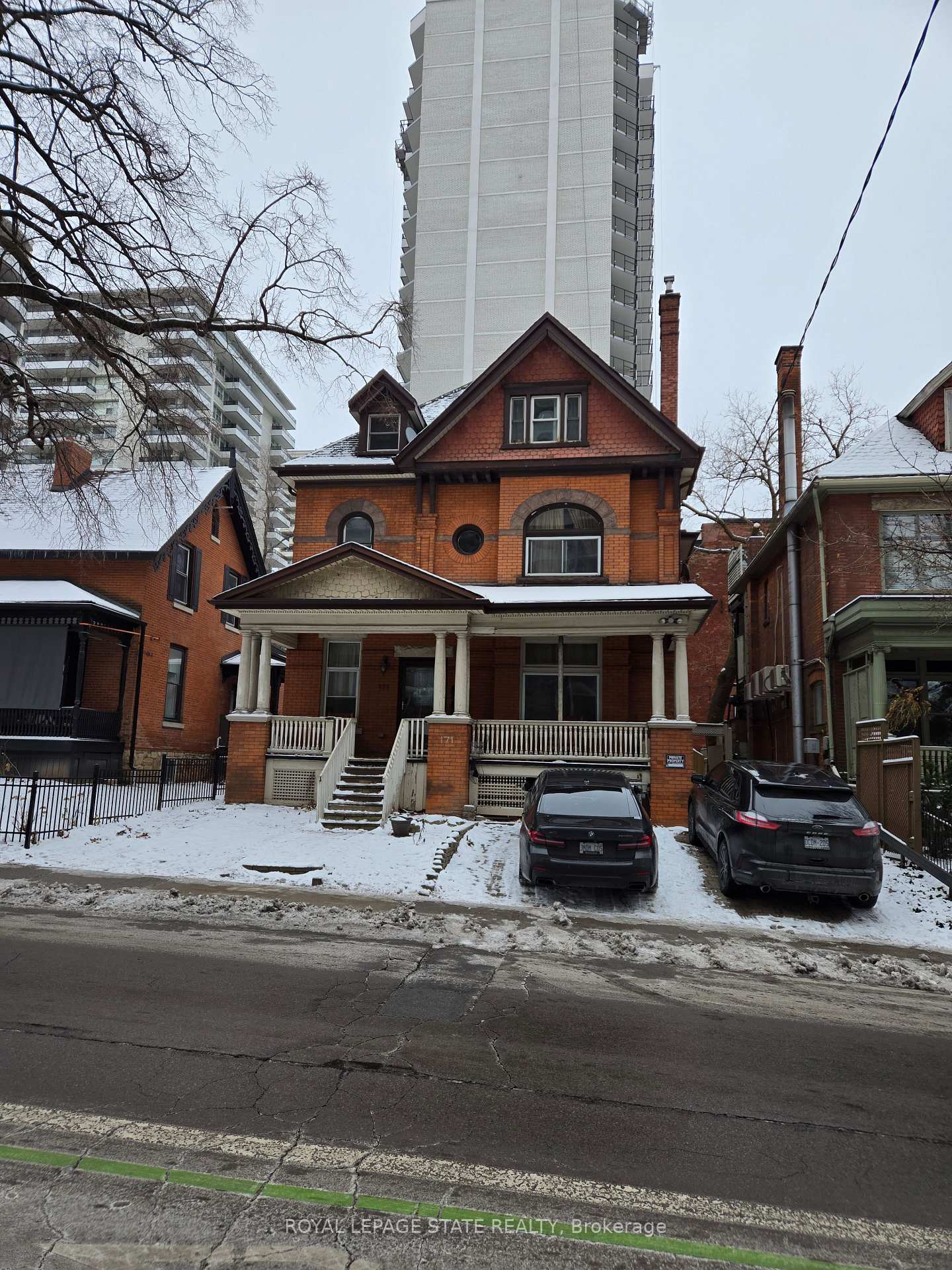 Front of 171 Bay Street S