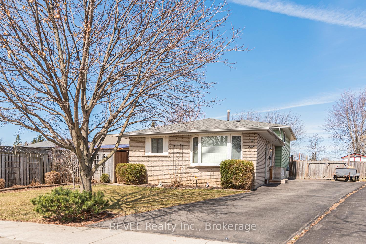 Photo 1 of 5 Arbutus Crescent, Hamilton, Stoney Creek Mountain — HOMEH