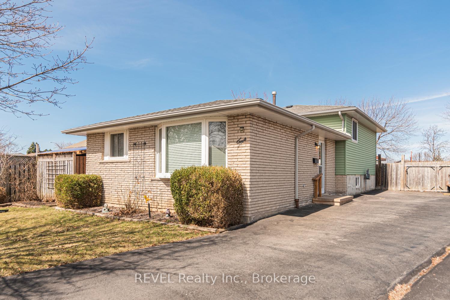 Photo 2 of 5 Arbutus Crescent, Hamilton, Stoney Creek Mountain — HOMEH