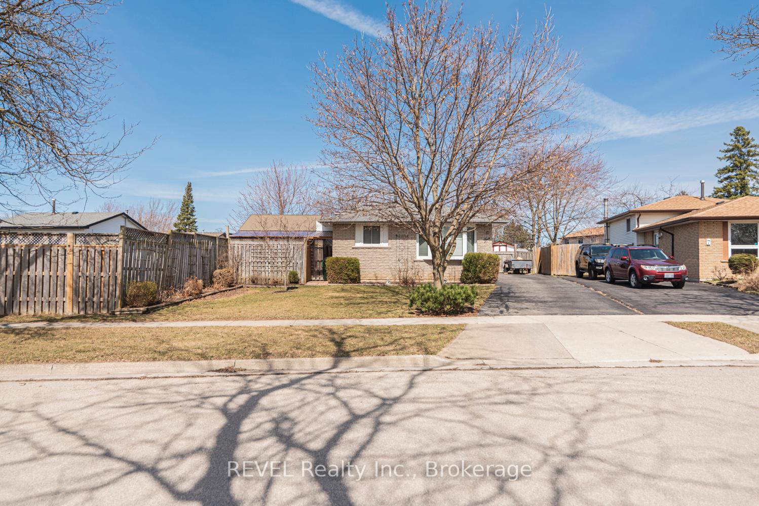 Photo 3 of 5 Arbutus Crescent, Hamilton, Stoney Creek Mountain — HOMEH