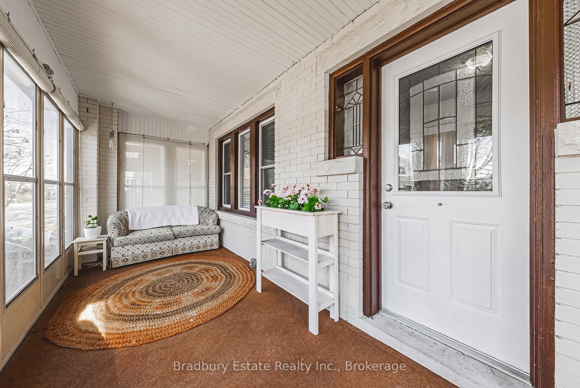 Photo 2 of 89 Graham Avenue S, Hamilton, Delta — HOMEH