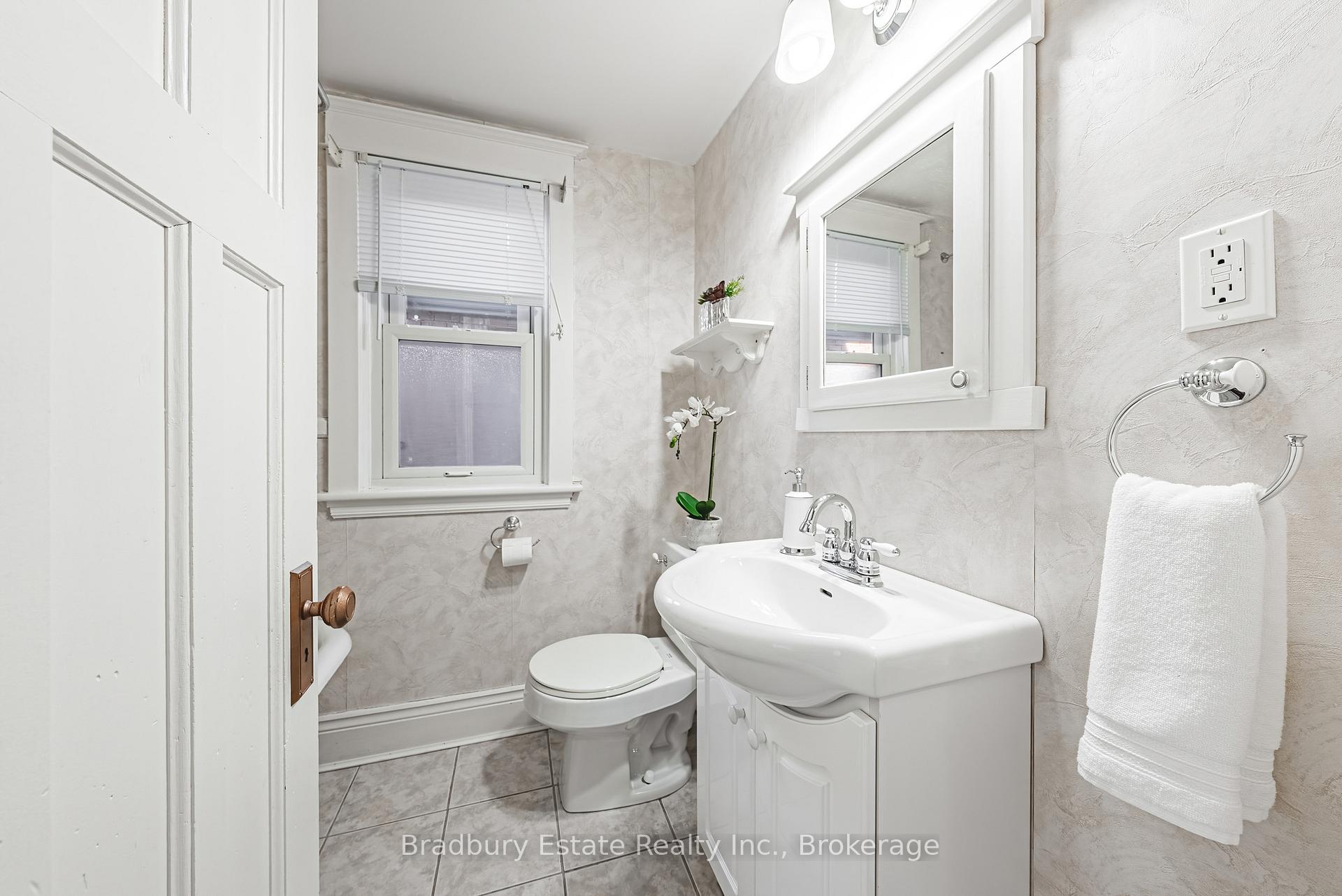 Photo 14 of 89 Graham Avenue S, Hamilton, Delta — HOMEH