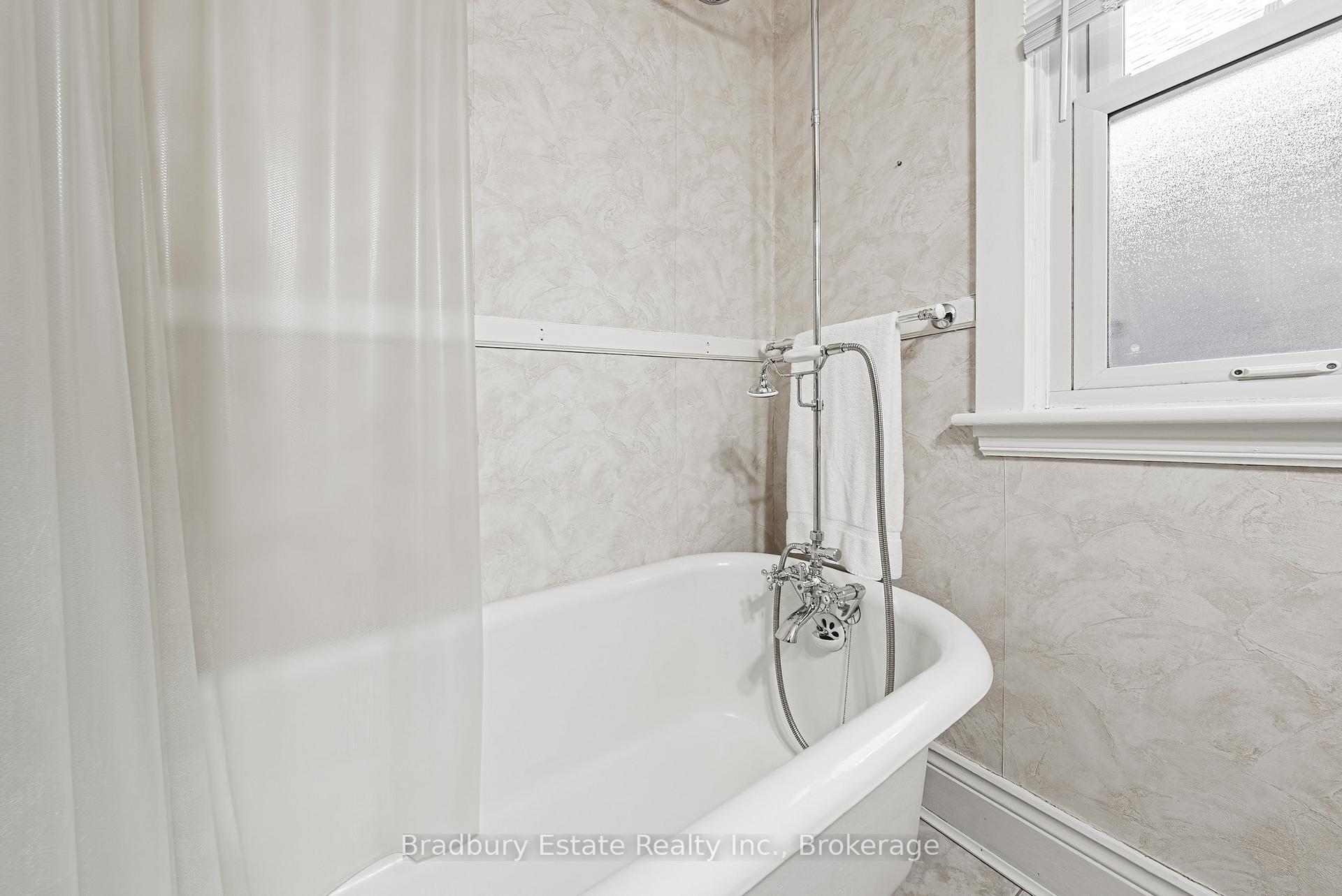 Photo 15 of 89 Graham Avenue S, Hamilton, Delta — HOMEH