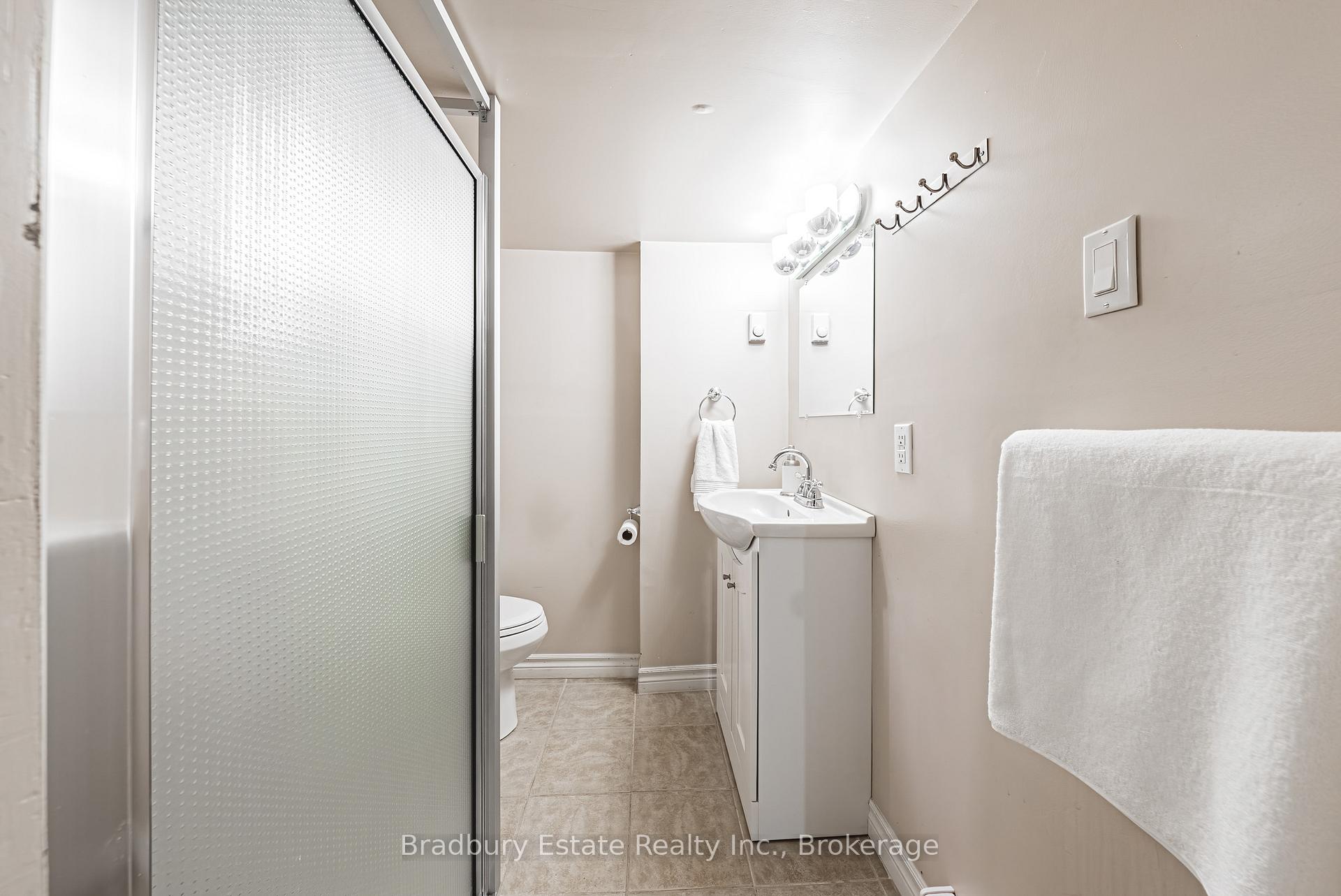 Photo 24 of 89 Graham Avenue S, Hamilton, Delta — HOMEH