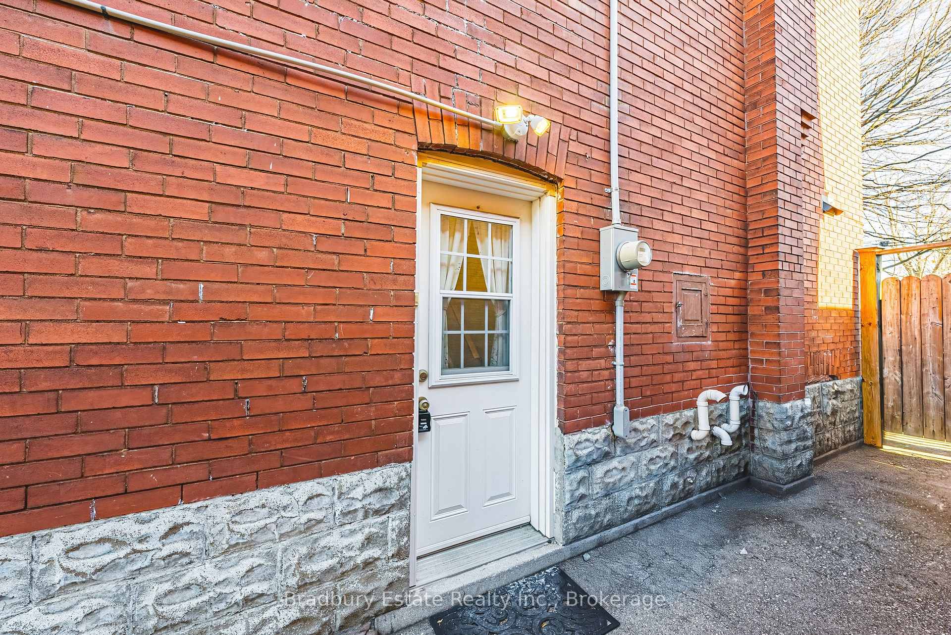 Photo 26 of 89 Graham Avenue S, Hamilton, Delta — HOMEH