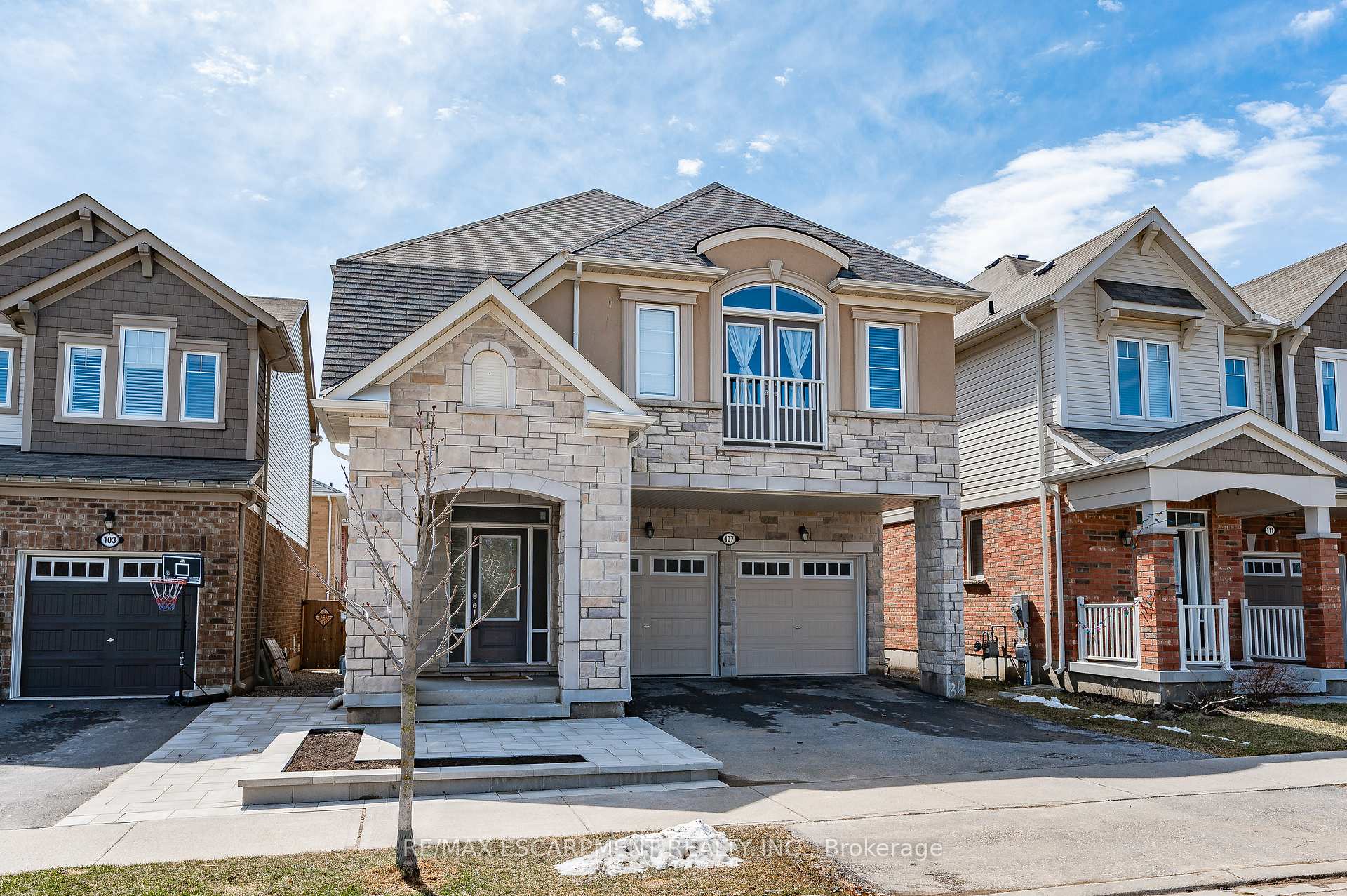 Photo 2 of 107 Stillwater Crescent, Hamilton, Waterdown — HOMEH