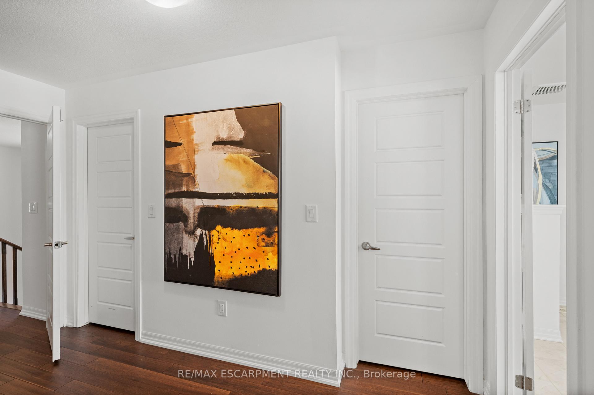Photo 7 of 107 Stillwater Crescent, Hamilton, Waterdown — HOMEH