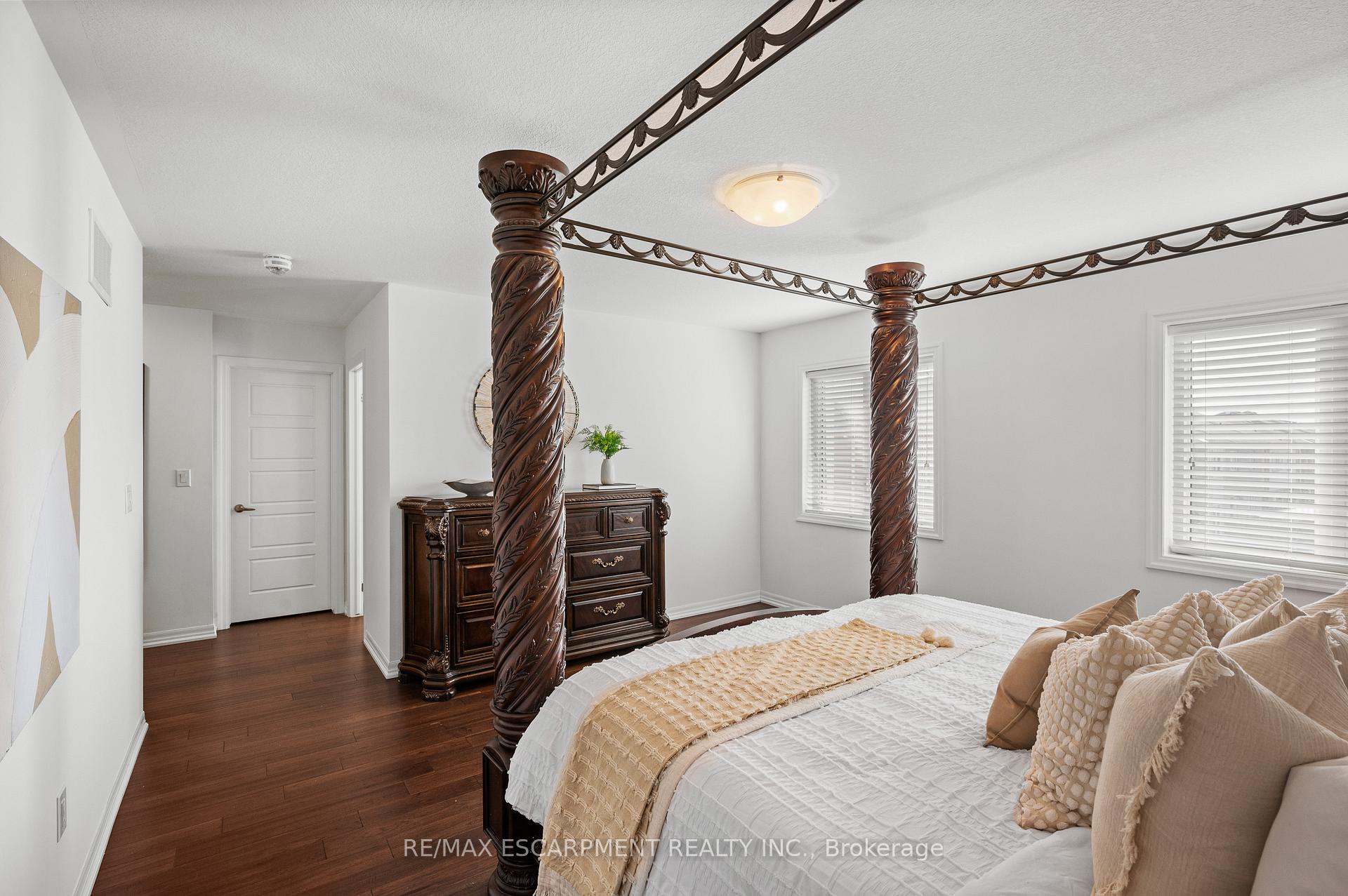 Photo 9 of 107 Stillwater Crescent, Hamilton, Waterdown — HOMEH