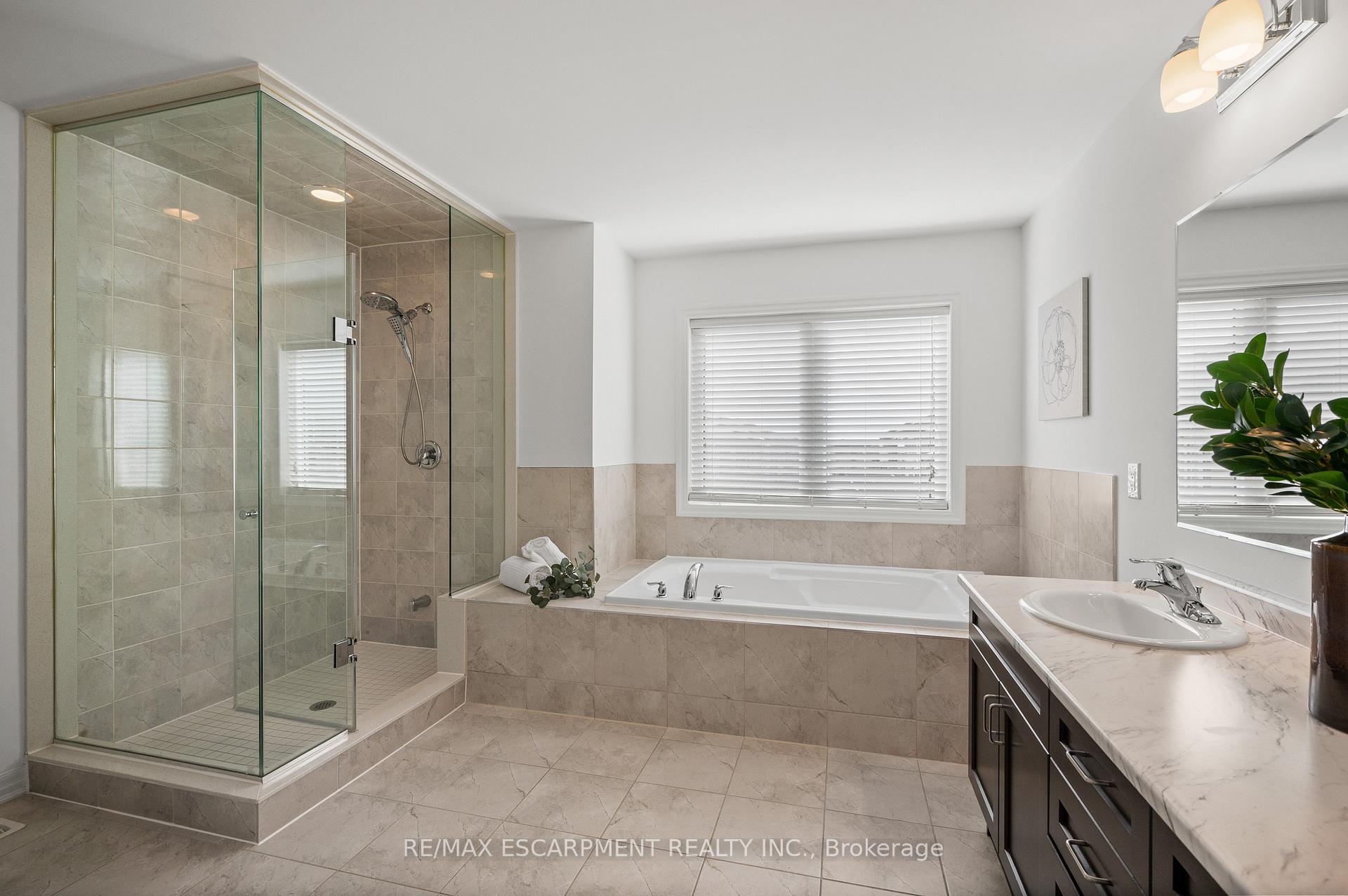 Photo 10 of 107 Stillwater Crescent, Hamilton, Waterdown — HOMEH