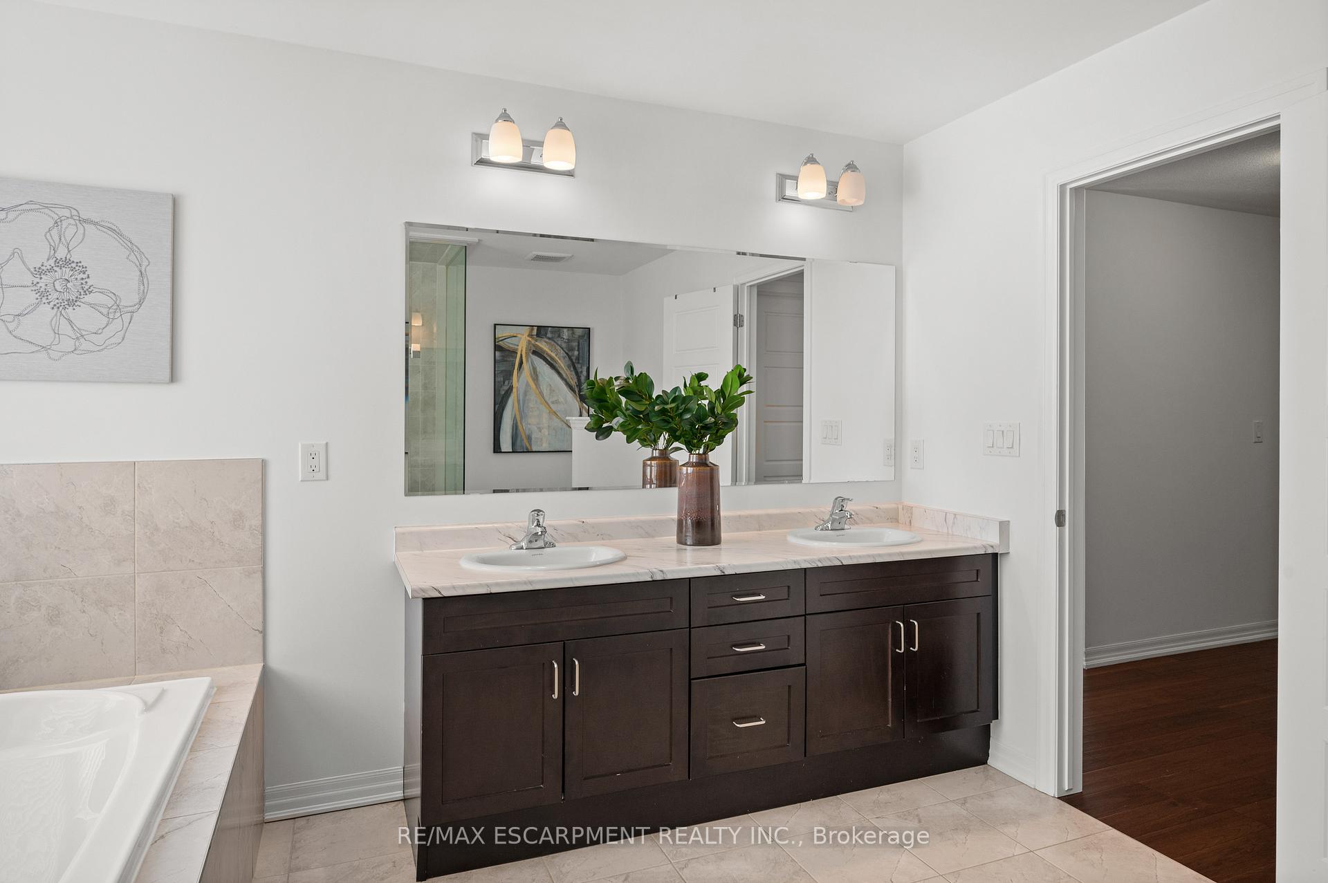 Photo 11 of 107 Stillwater Crescent, Hamilton, Waterdown — HOMEH