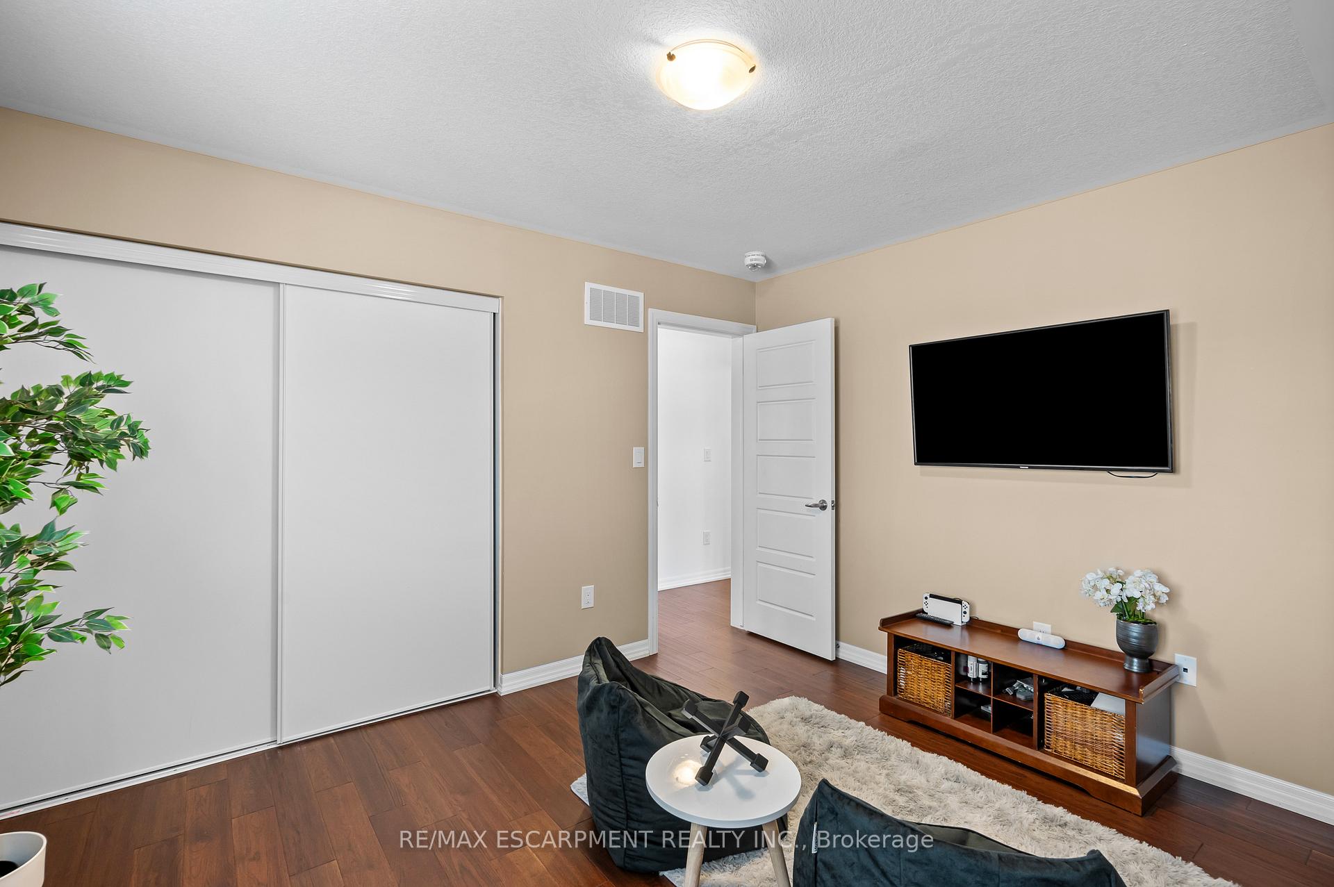 Photo 15 of 107 Stillwater Crescent, Hamilton, Waterdown — HOMEH