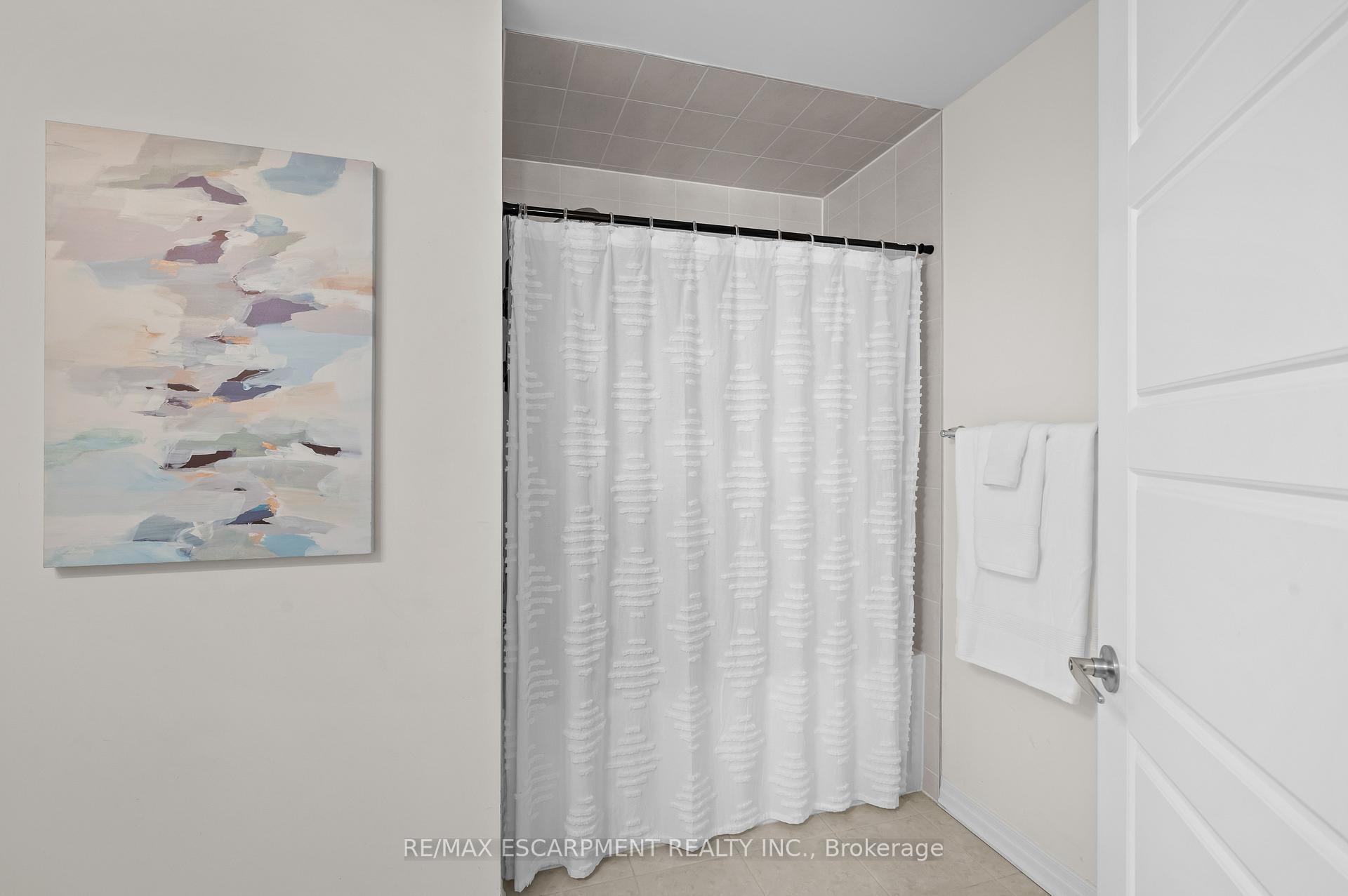 Photo 20 of 107 Stillwater Crescent, Hamilton, Waterdown — HOMEH