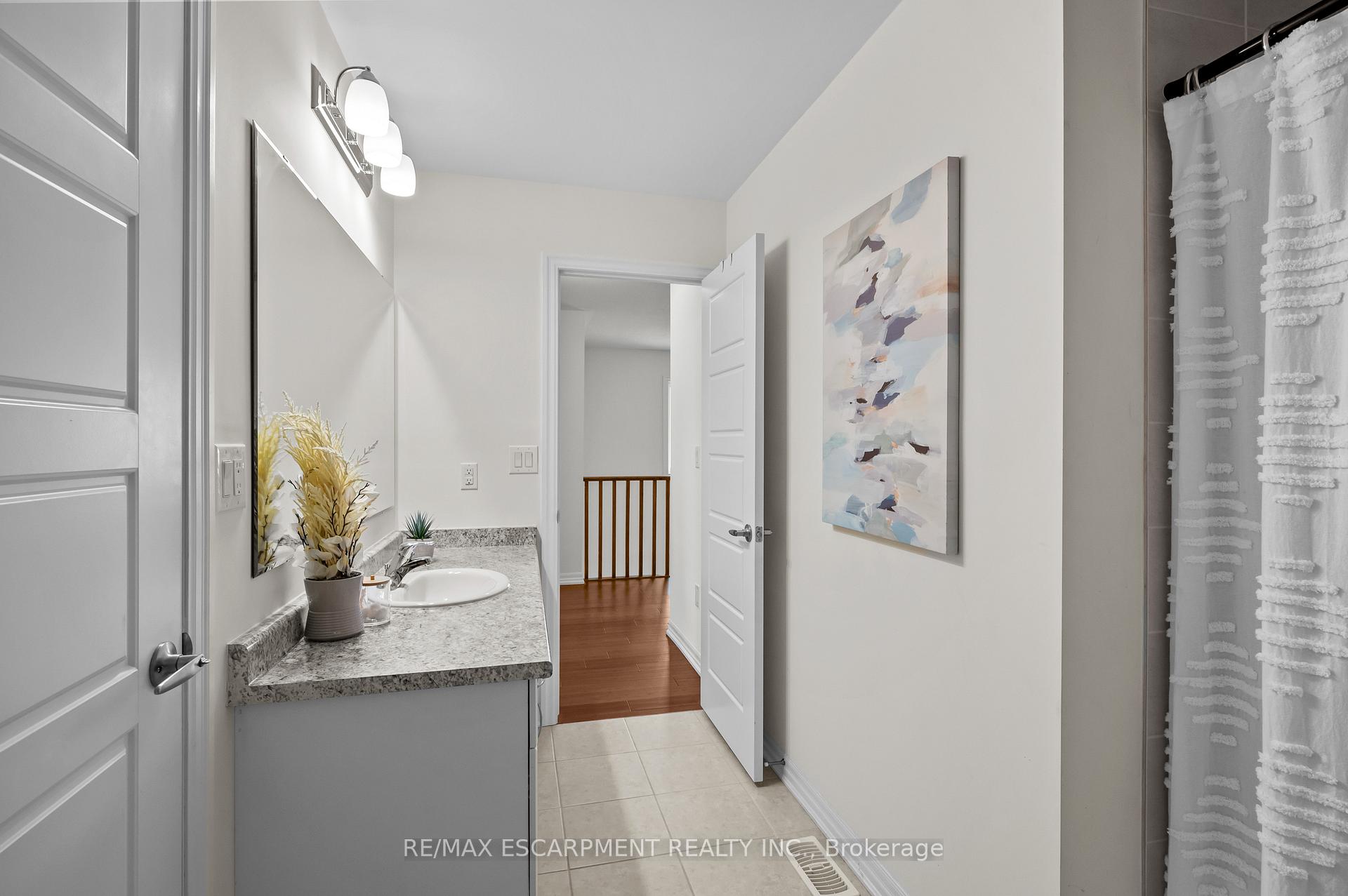 Photo 21 of 107 Stillwater Crescent, Hamilton, Waterdown — HOMEH