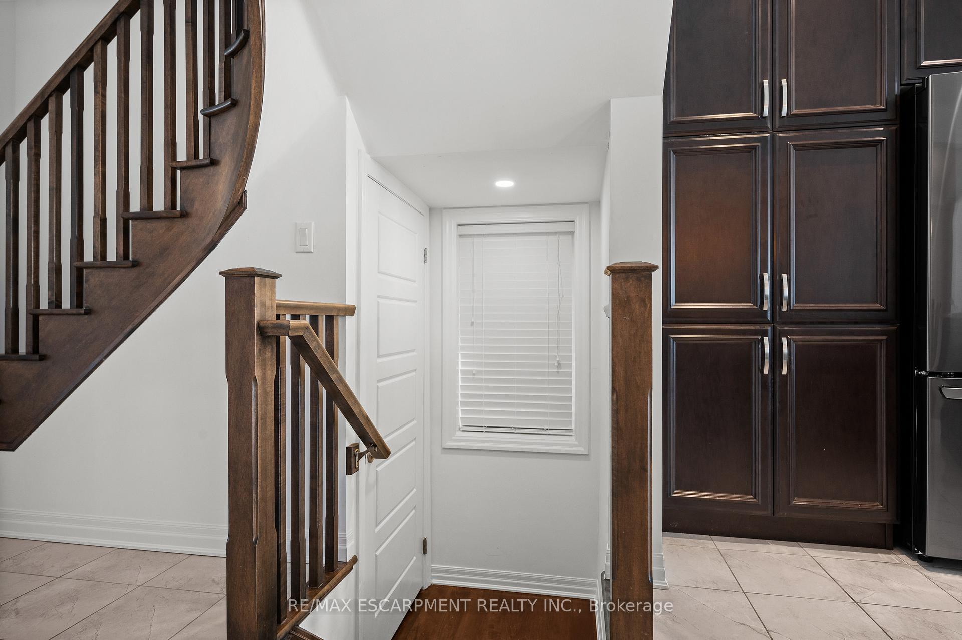Photo 23 of 107 Stillwater Crescent, Hamilton, Waterdown — HOMEH