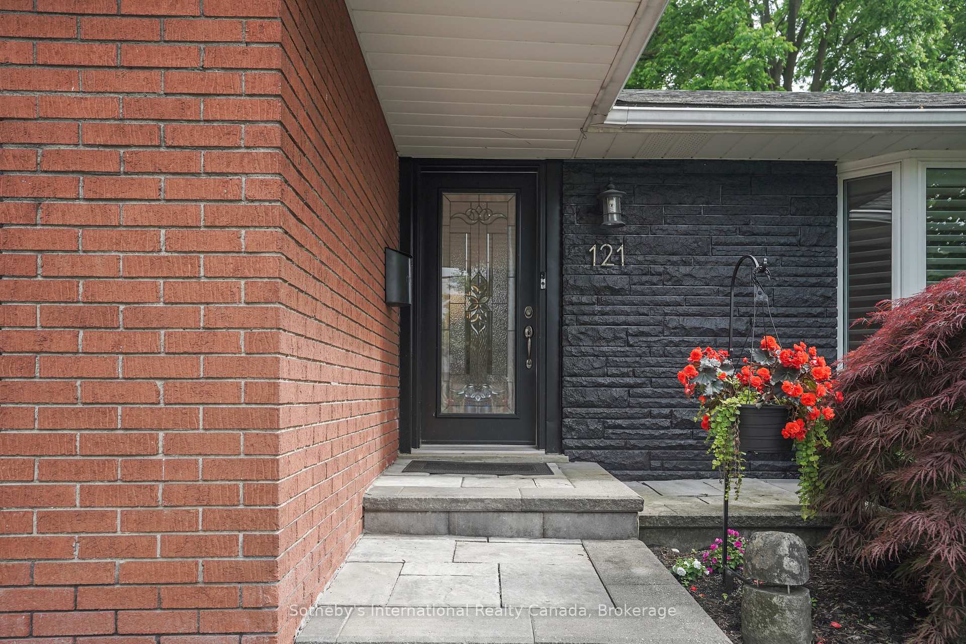 Photo 2 of 121 Grant Boulevard, Hamilton, Dundas — HOMEH