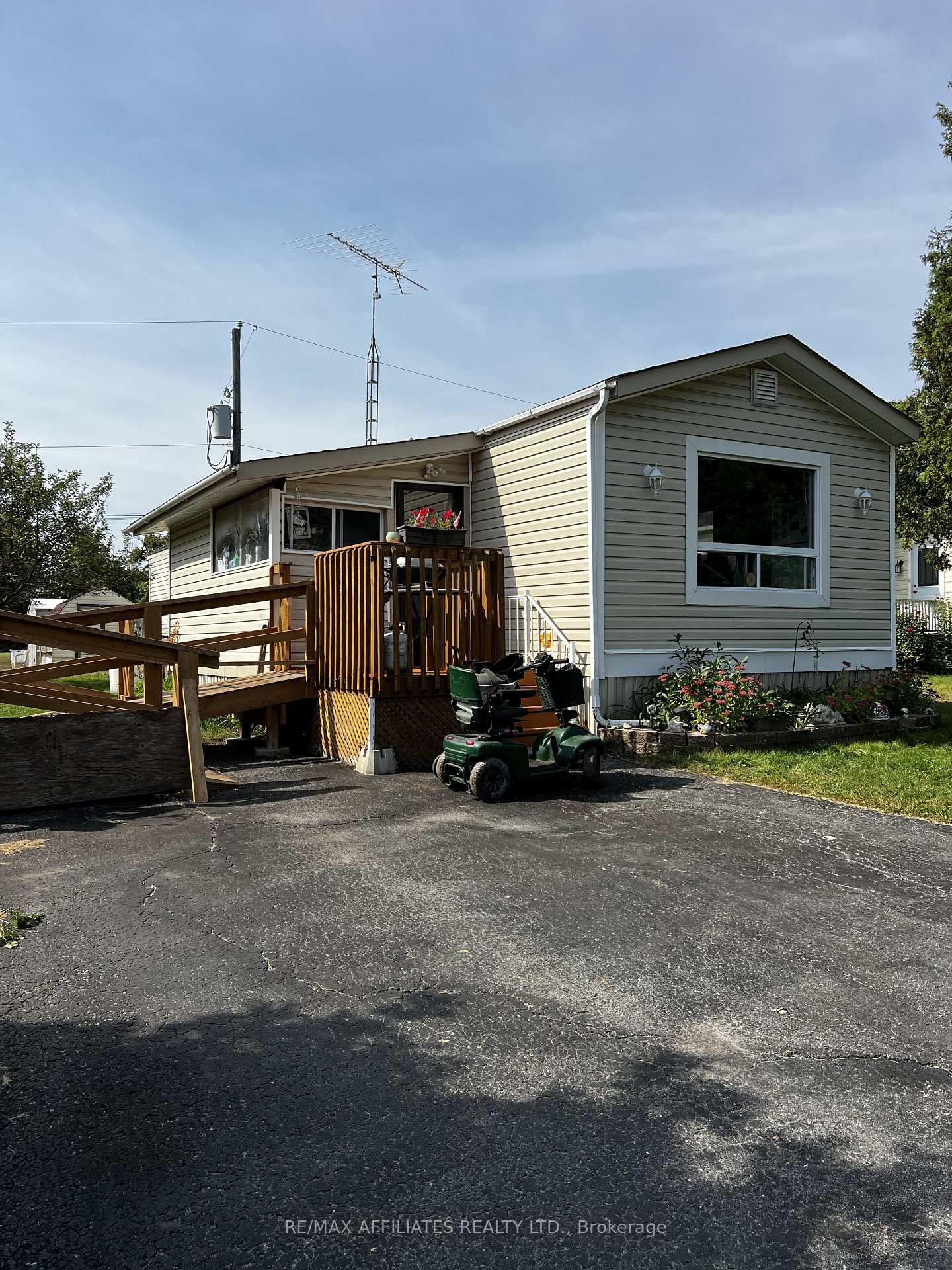 Photo 2 of 247 Park Crescent, Carleton Place — HOMEH