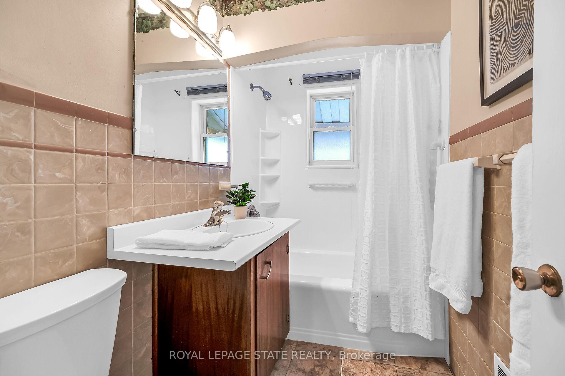 Photo 20 of 646 Upper Sherman Avenue, Hamilton, Burkholme — HOMEH