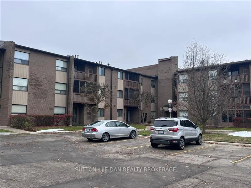 Front of Unit 214, 300 Everglade Crescent