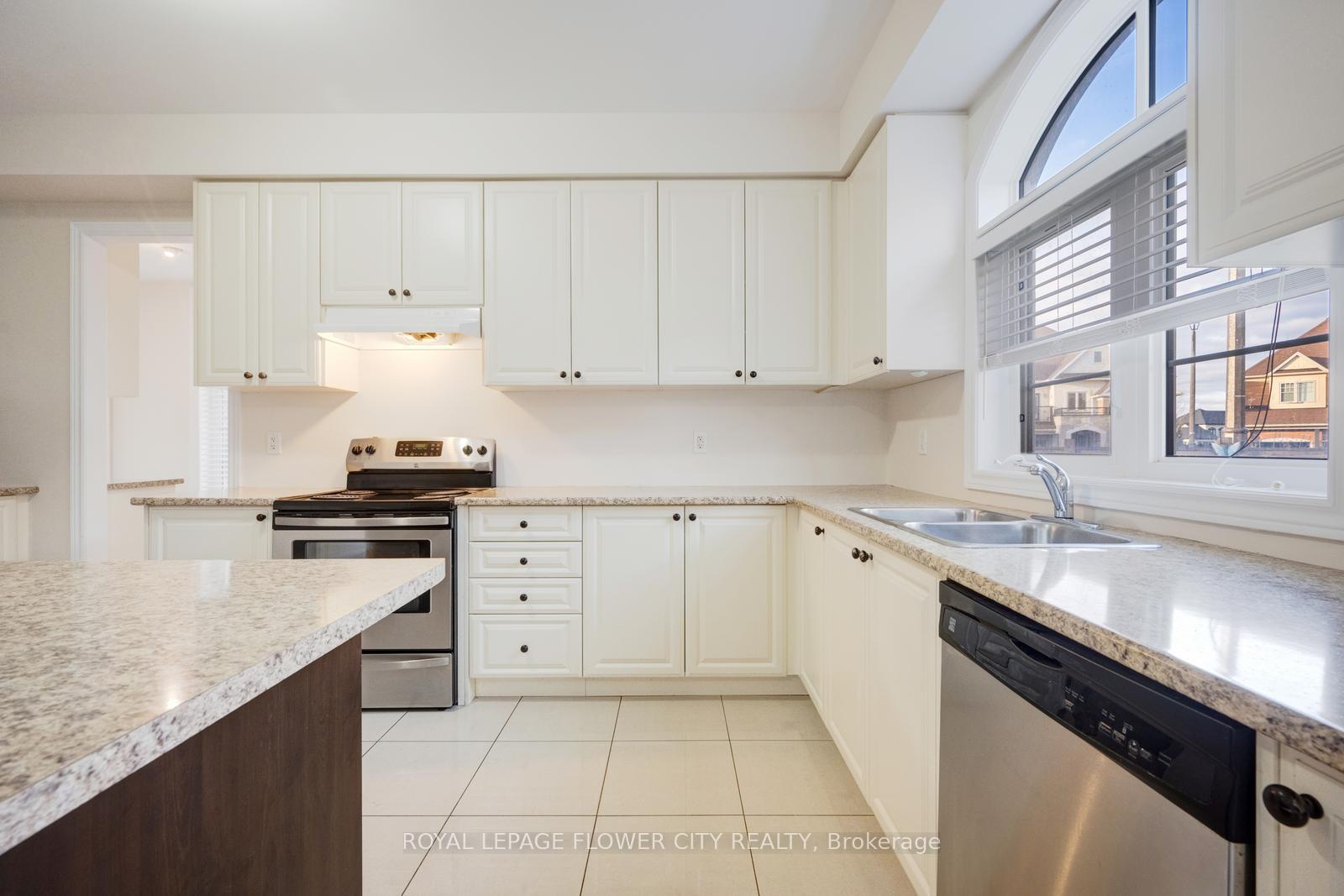 Photo 11 of 7 Tonalite Road, Brampton, Vales of Castlemore — HOMEH
