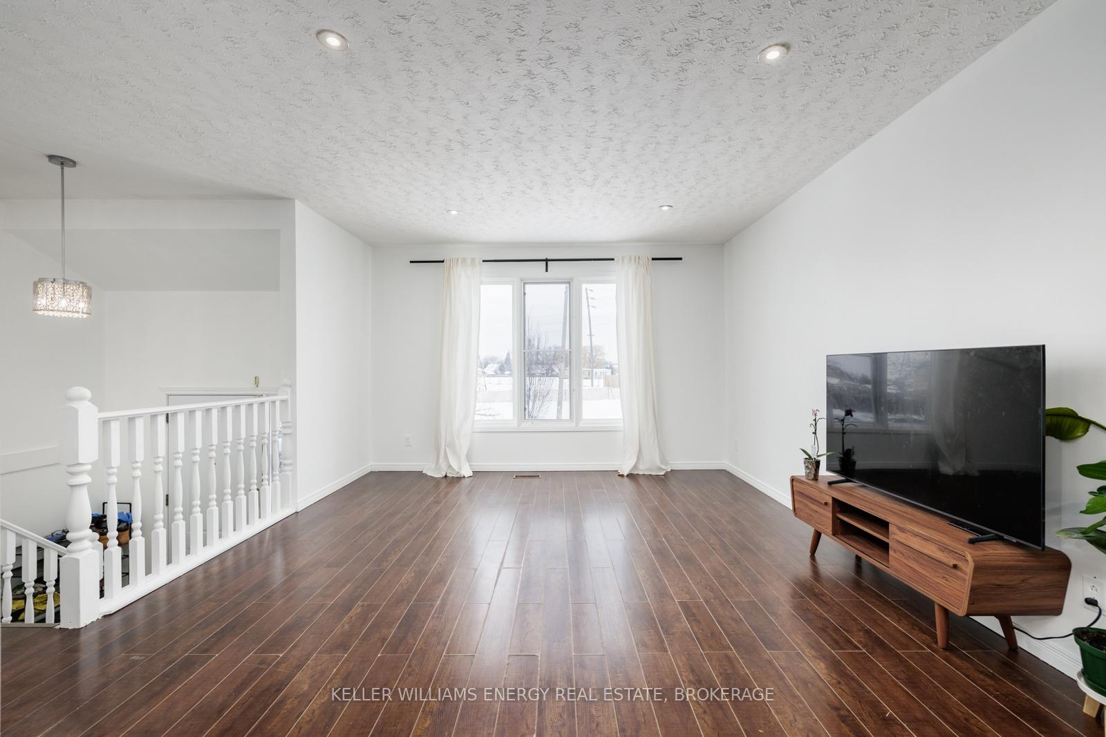 Photo 8 of 62 Autumn Place, St. Catharines, Secord Woods — HOMEH