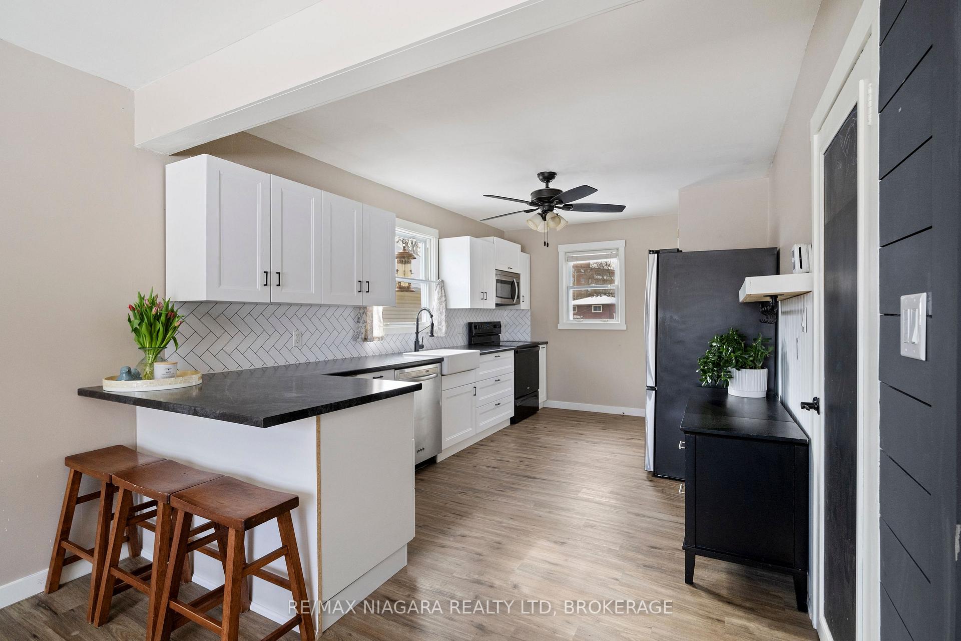 Photo 2 of 25 Dunkeld Avenue, St. Catharines, Carlton/Bunting — HOMEH