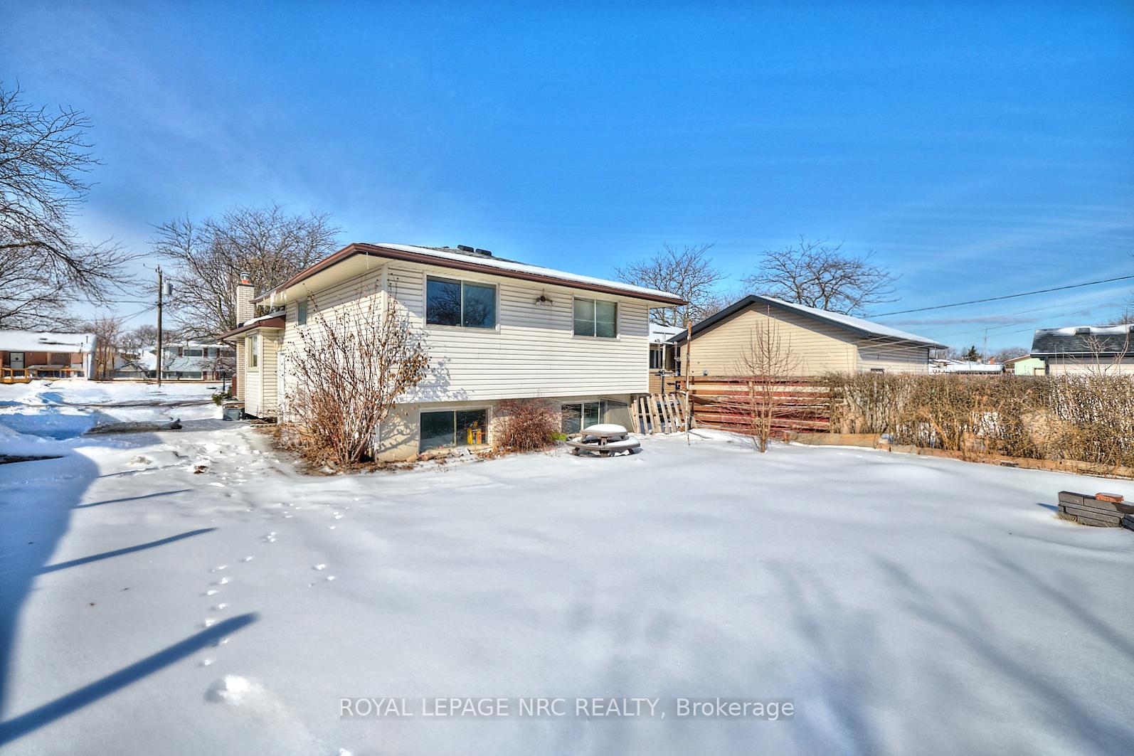 Photo 5 of 8 Huntley Crescent, St. Catharines, Carlton/Bunting — HOMEH