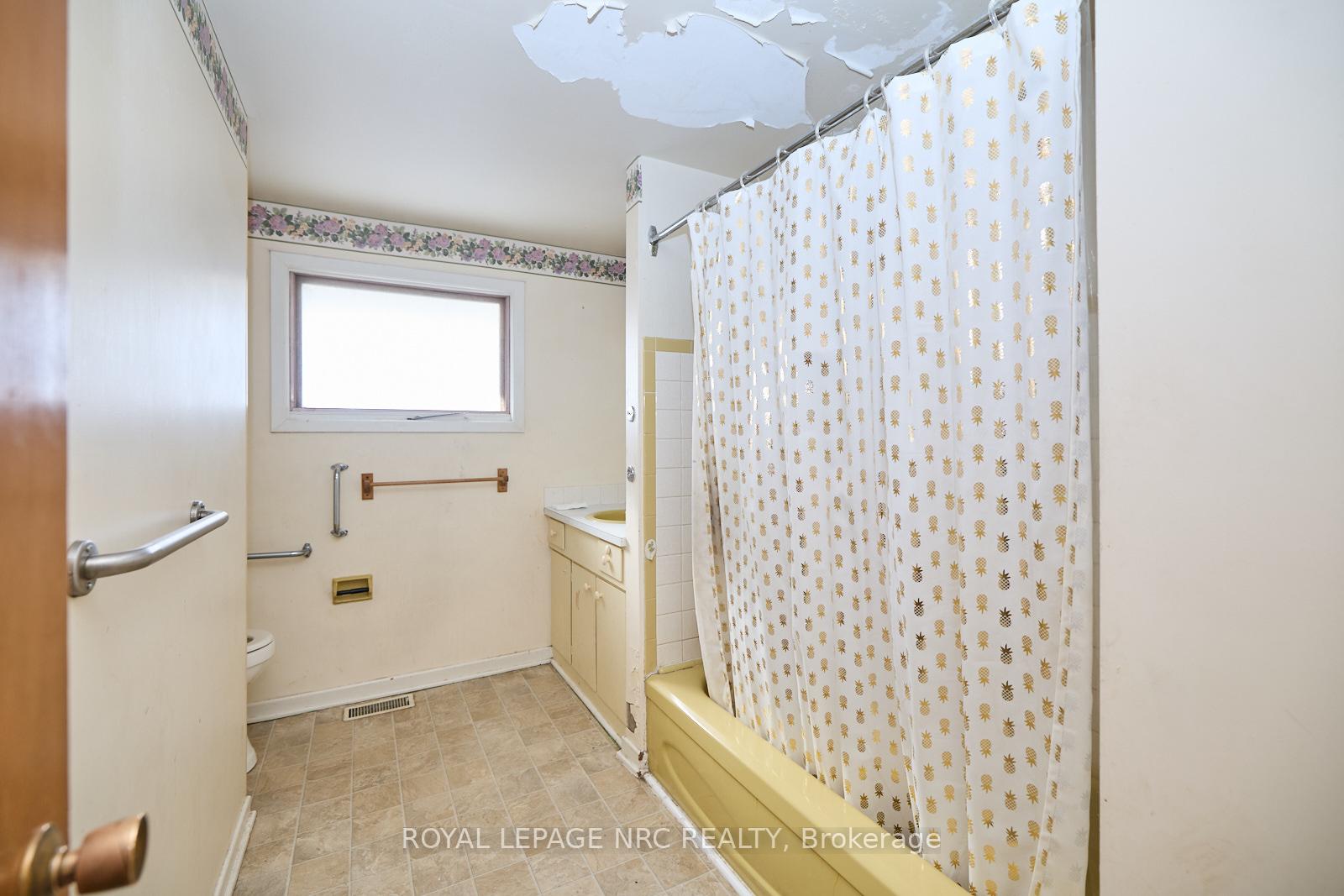 Photo 11 of 8 Huntley Crescent, St. Catharines, Carlton/Bunting — HOMEH