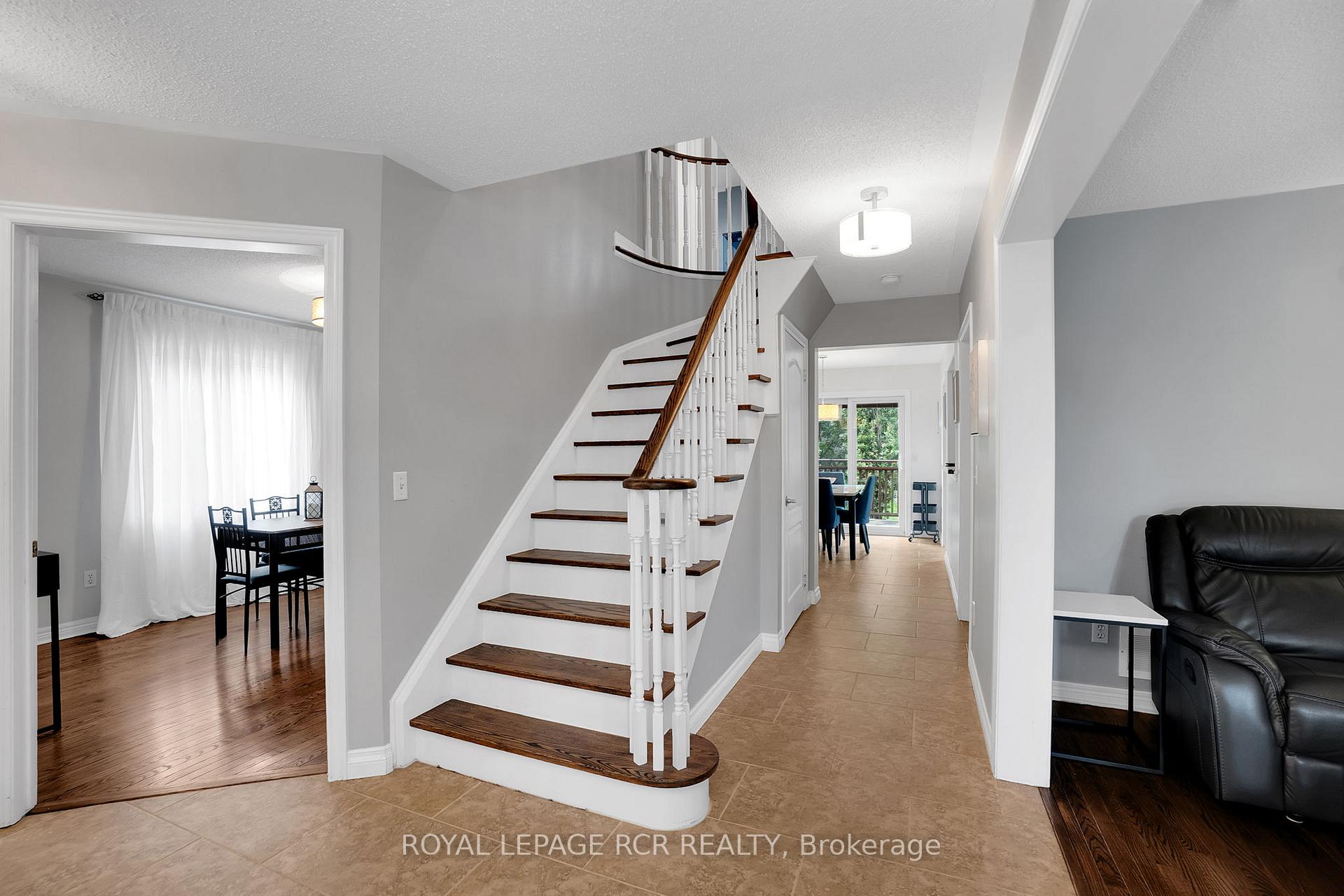 Photo 4 of 20 Marnet Court, Caledon, Bolton East — HOMEH
