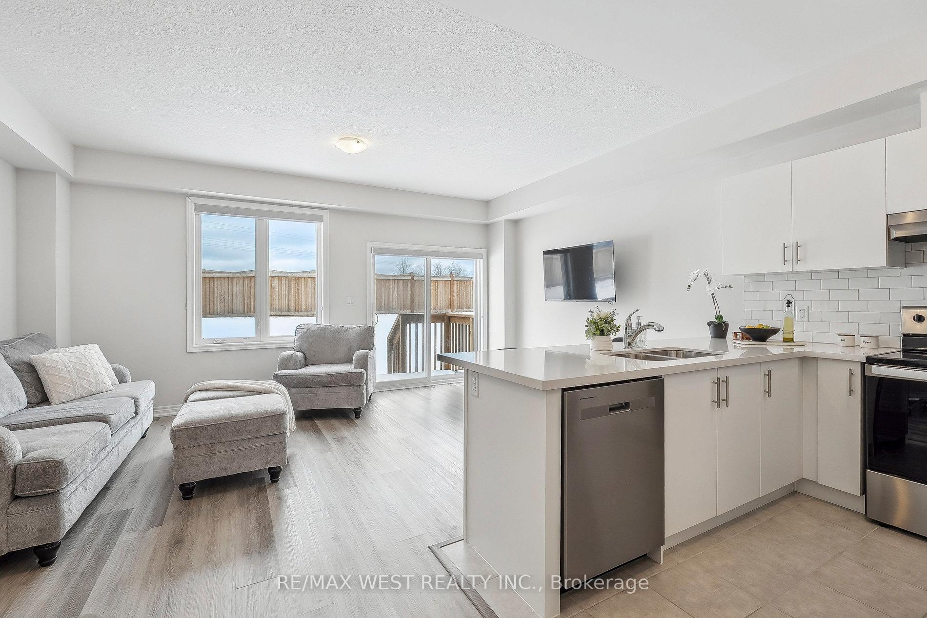 Photo 4 of 89 Pinot Crescent, Hamilton, Stoney Creek — HOMEH