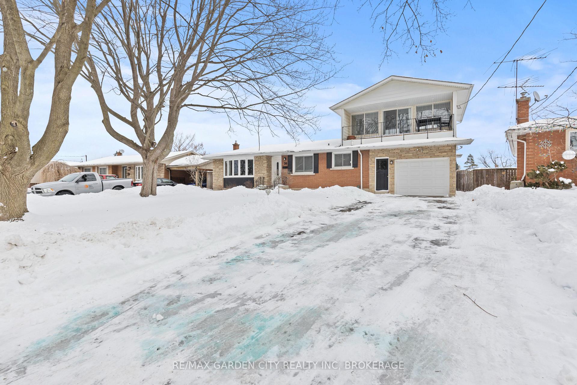 Photo 2 of 30 St. Lawrence Drive, St. Catharines, Bunting/Linwell — HOMEH