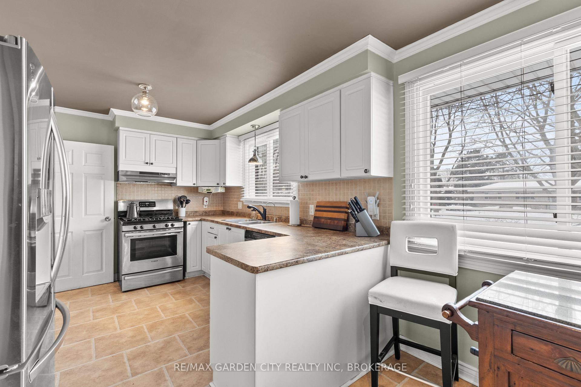 Photo 8 of 30 St. Lawrence Drive, St. Catharines, Bunting/Linwell — HOMEH