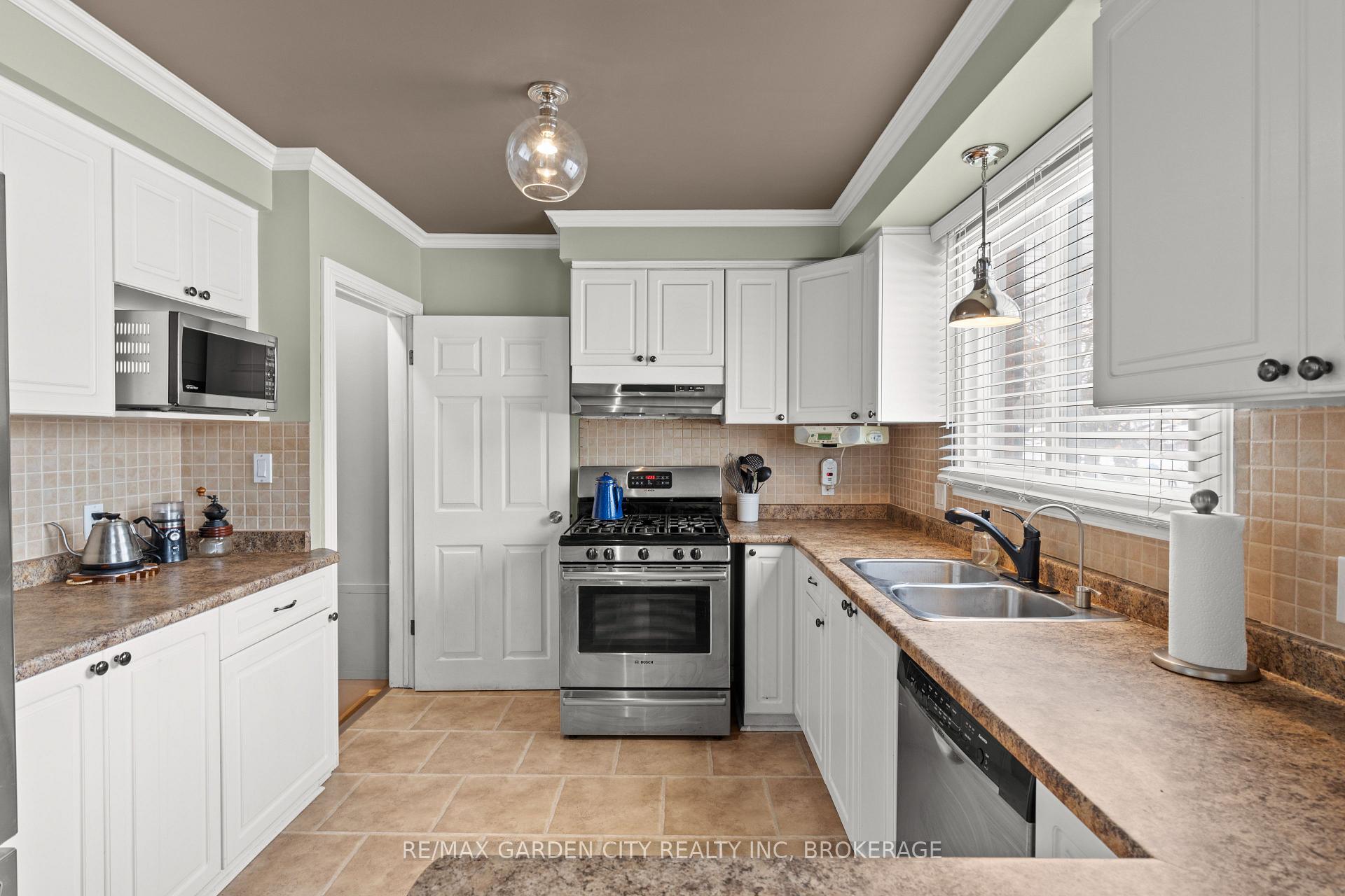Photo 9 of 30 St. Lawrence Drive, St. Catharines, Bunting/Linwell — HOMEH