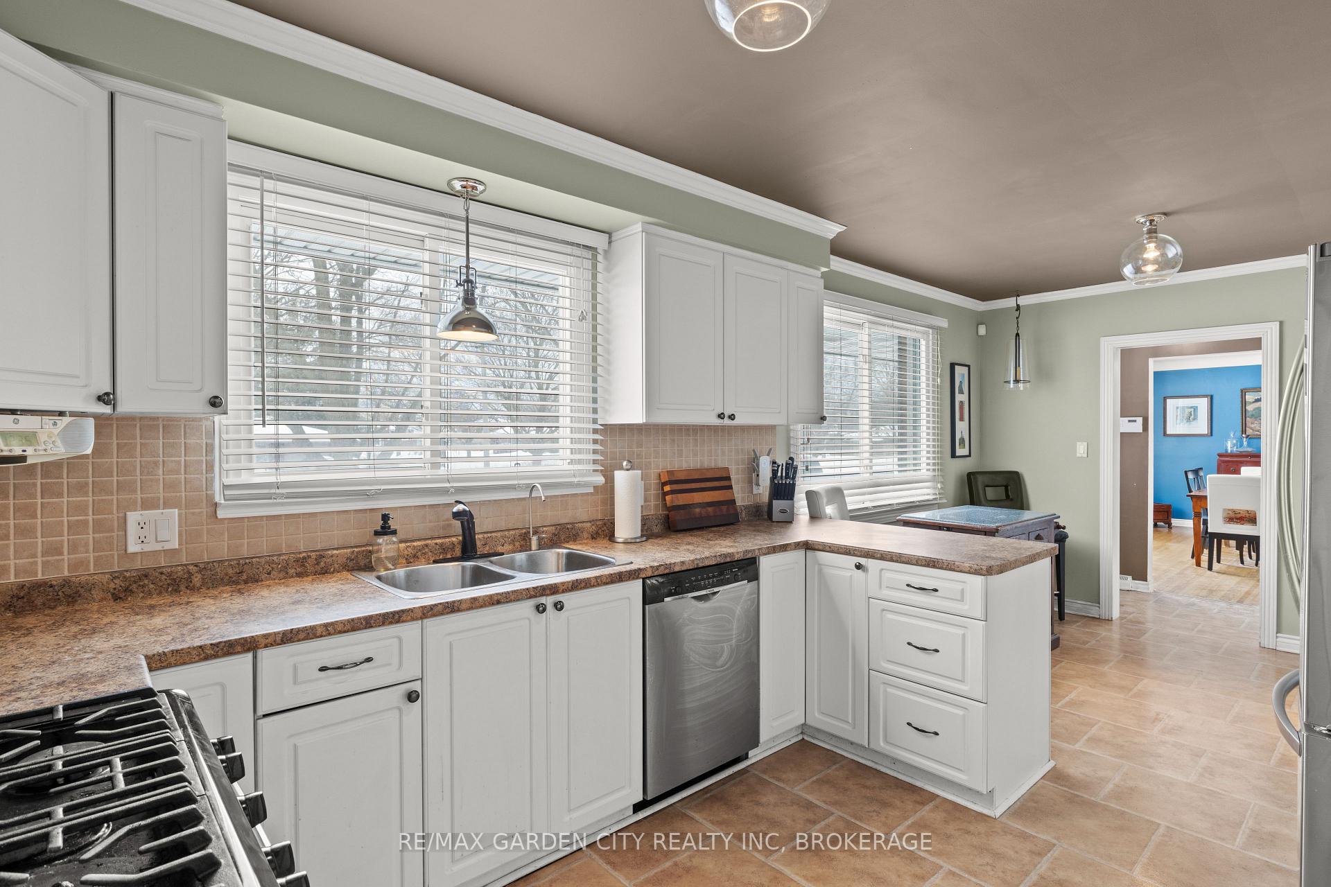 Photo 10 of 30 St. Lawrence Drive, St. Catharines, Bunting/Linwell — HOMEH