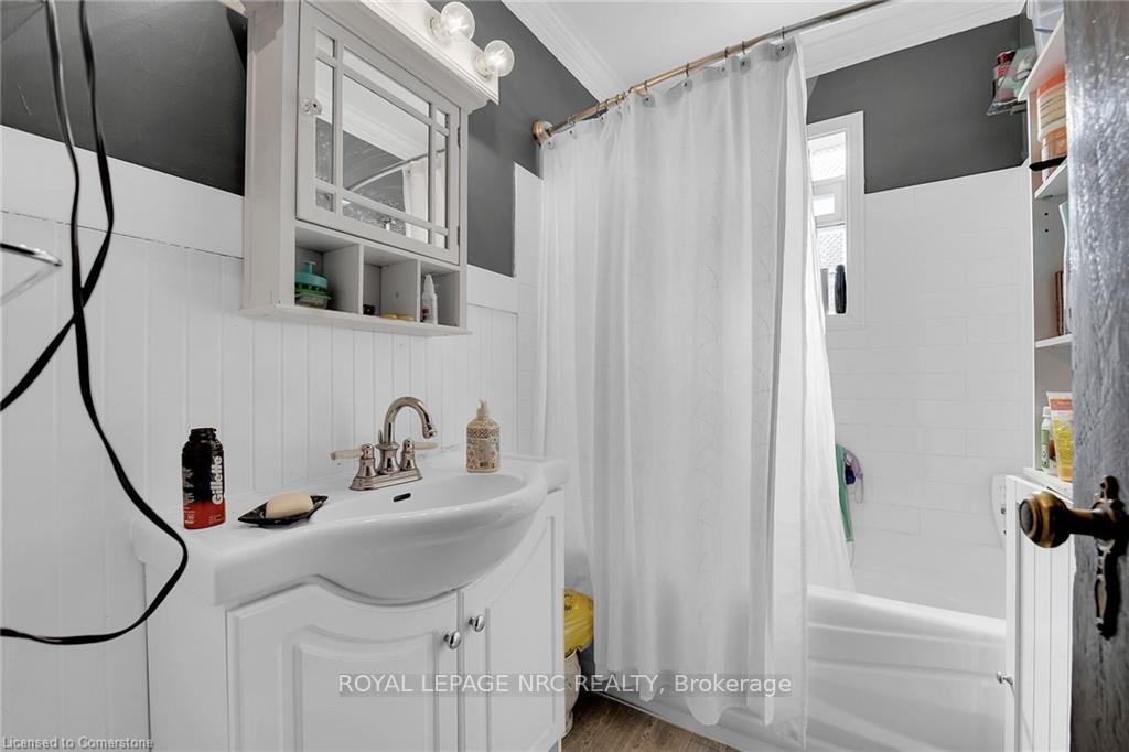 Photo 7 of 10 Eastbourne Avenue, St. Catharines, Facer — HOMEH